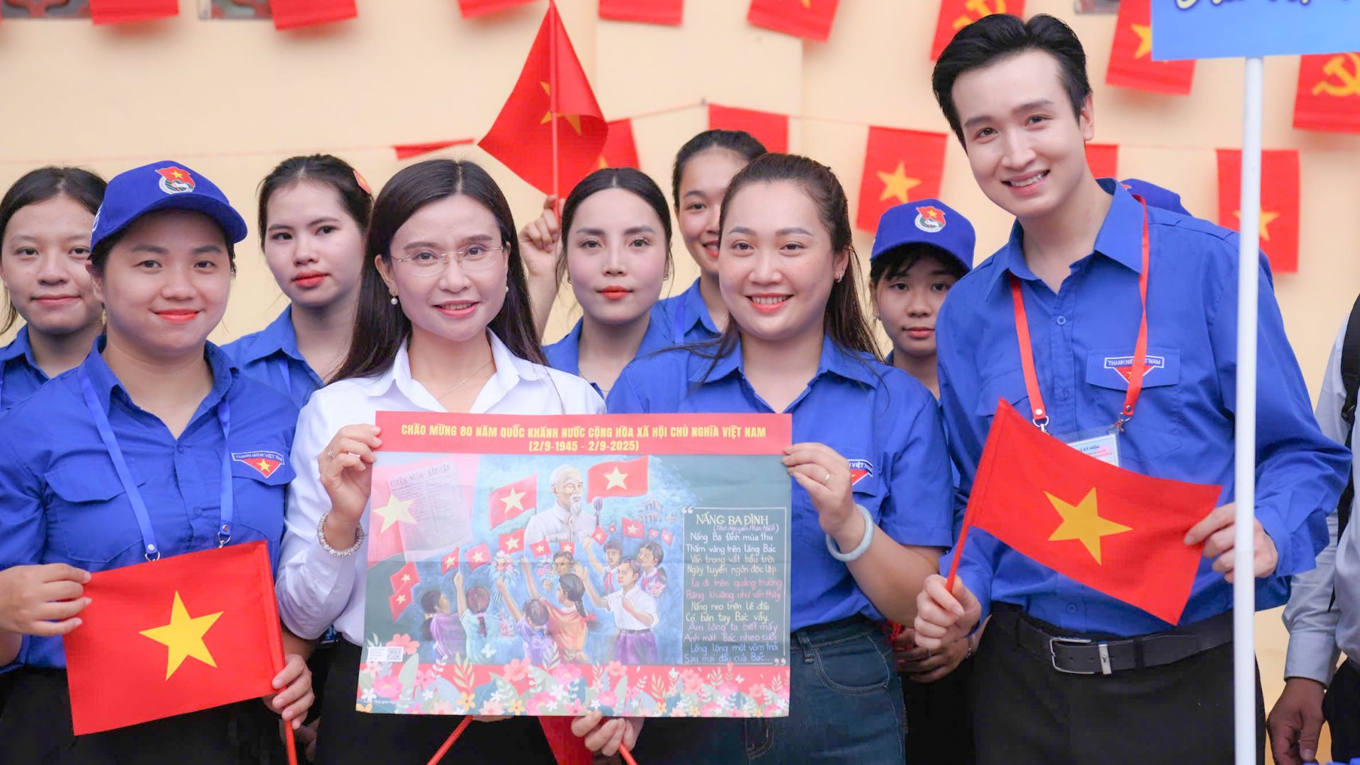 Bí thư T.Ư Đoàn thăm, tặng quà thanh niên tình nguyện A80