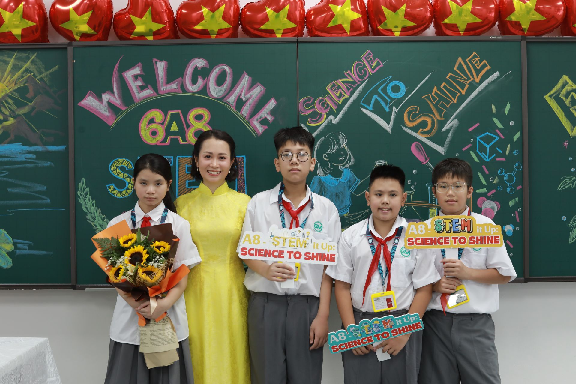 Học sinh khối 6 làm quen với cô giáo chủ nhiệm và môi trường học tập mới.
