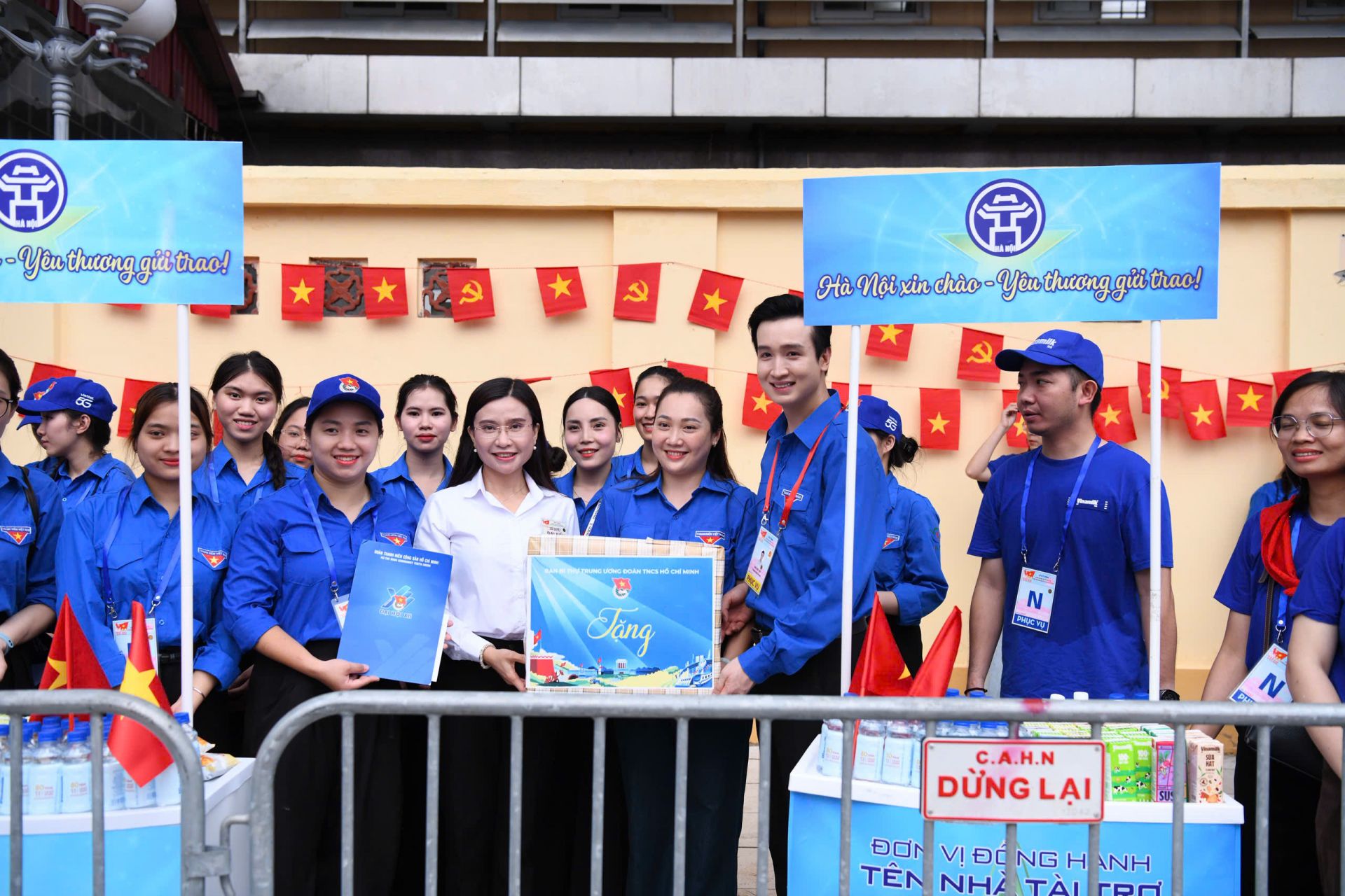 Bí thư T.Ư Đoàn tặng quà lực lượng thanh niên tình nguyện Thủ đô Hà Nội hỗ trợ A80.