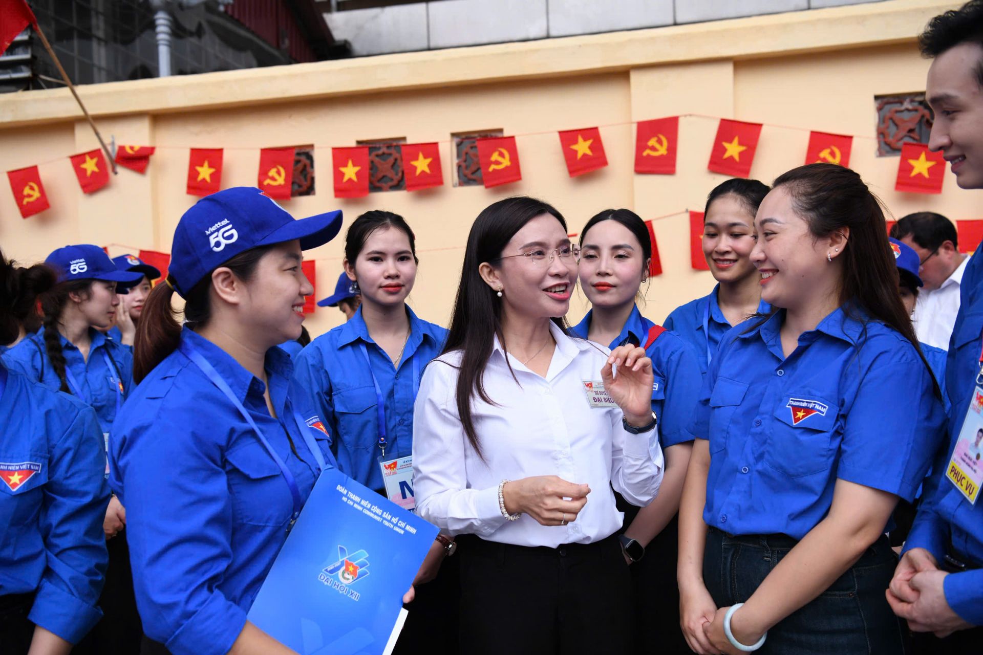 Chị Nguyễn Phạm Duy Trang - Bí thư T.Ư Đoàn, Chủ tịch Hội đồng Đội T.Ư lưu ý, các bạn tình nguyện viên cần quan sát kỹ lưỡng để nhận biết và hỗ trợ những người cần giúp đỡ, đặc biệt là các cô chú lớn tuổi và trẻ em. Tình nguyện viên cũng cần hướng dẫn tốt nhất cho người dân và báo cáo kịp thời những vấn đề phát sinh cần hỗ trợ thêm cho ban tổ chức. 