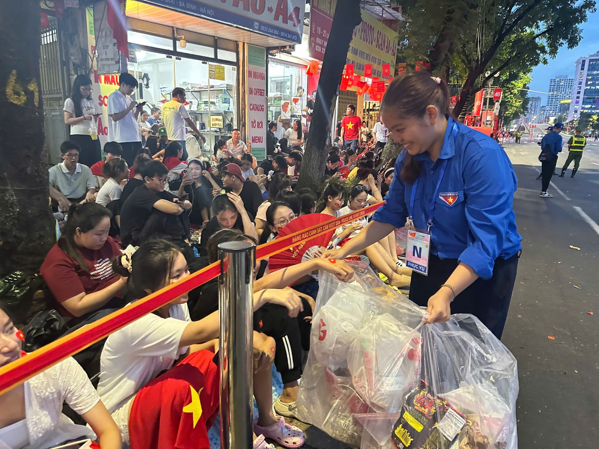 Thành đoàn Hà Nội cho biết khối ngày hôm nay tất cả 8.800 tình nguyện viên sẽ cùng thực hiện các nhóm nhiệm vụ phục vụ A80, gồm: nhóm hỗ trợ đảm bảo an ninh trật tự trên các tuyến đường diễu binh, diễu hành; nhóm phụ vụ trong khán đài B,C và các cửa kiểm tra an ninh của quảng trường Ba Đình; nhóm hỗ trợ đón tiếp đại biểu từ khu vực tập kết xe vào quảng trường; nhóm hỗ trợ đón tiếp các tỉnh thành; nhóm hỗ trợ cấp phát nước và đồ ăn nhẹ tại 67 điểm trên các tuyến diễu binh, diễu hành và các điểm tập kết.