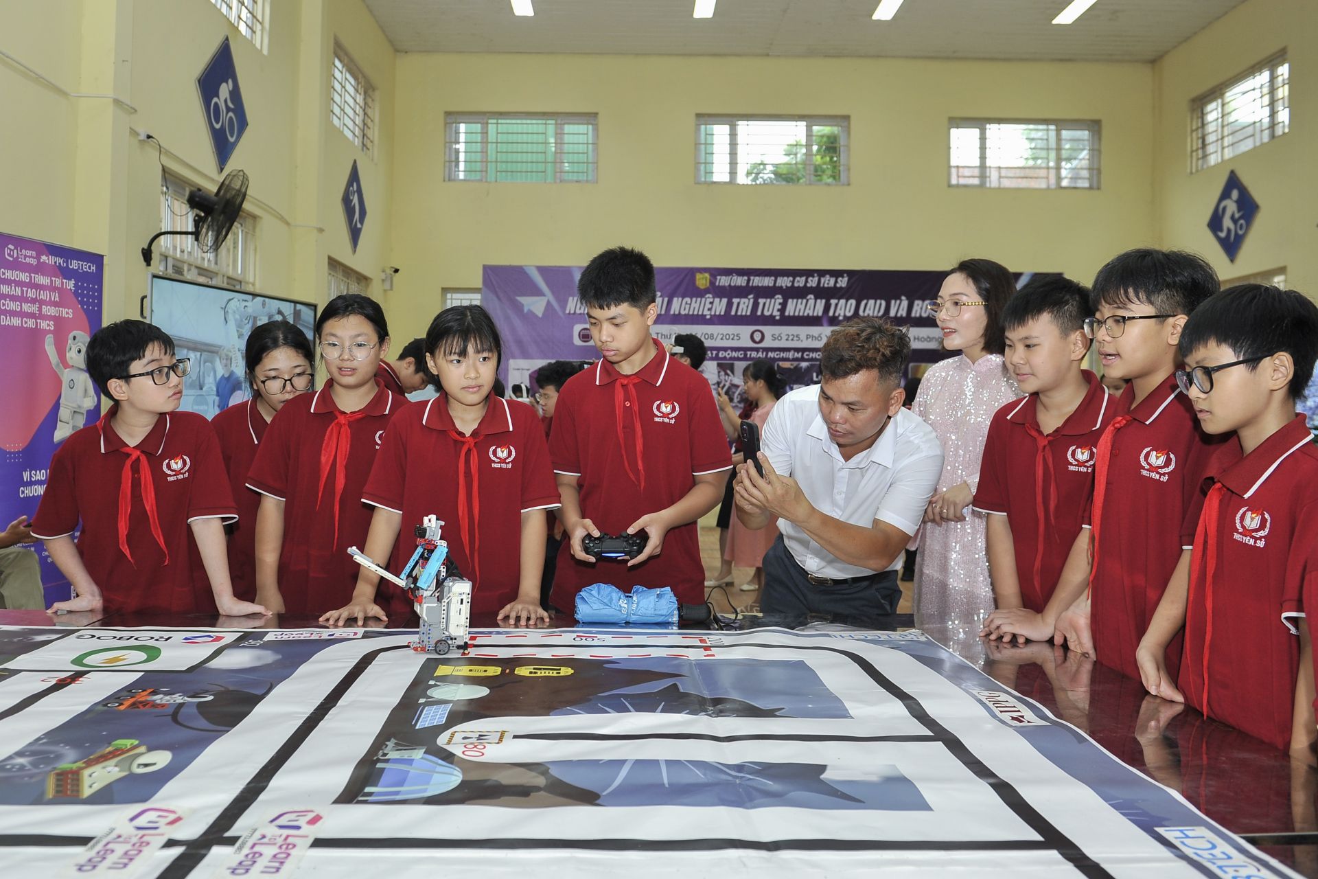Học sinh nhà trường say mê với những con robot tại Ngày hội STEM - AI - Robotics. Học sinh nhà trường say mê với những con robot tại Ngày hội STEM - AI - Robotics.