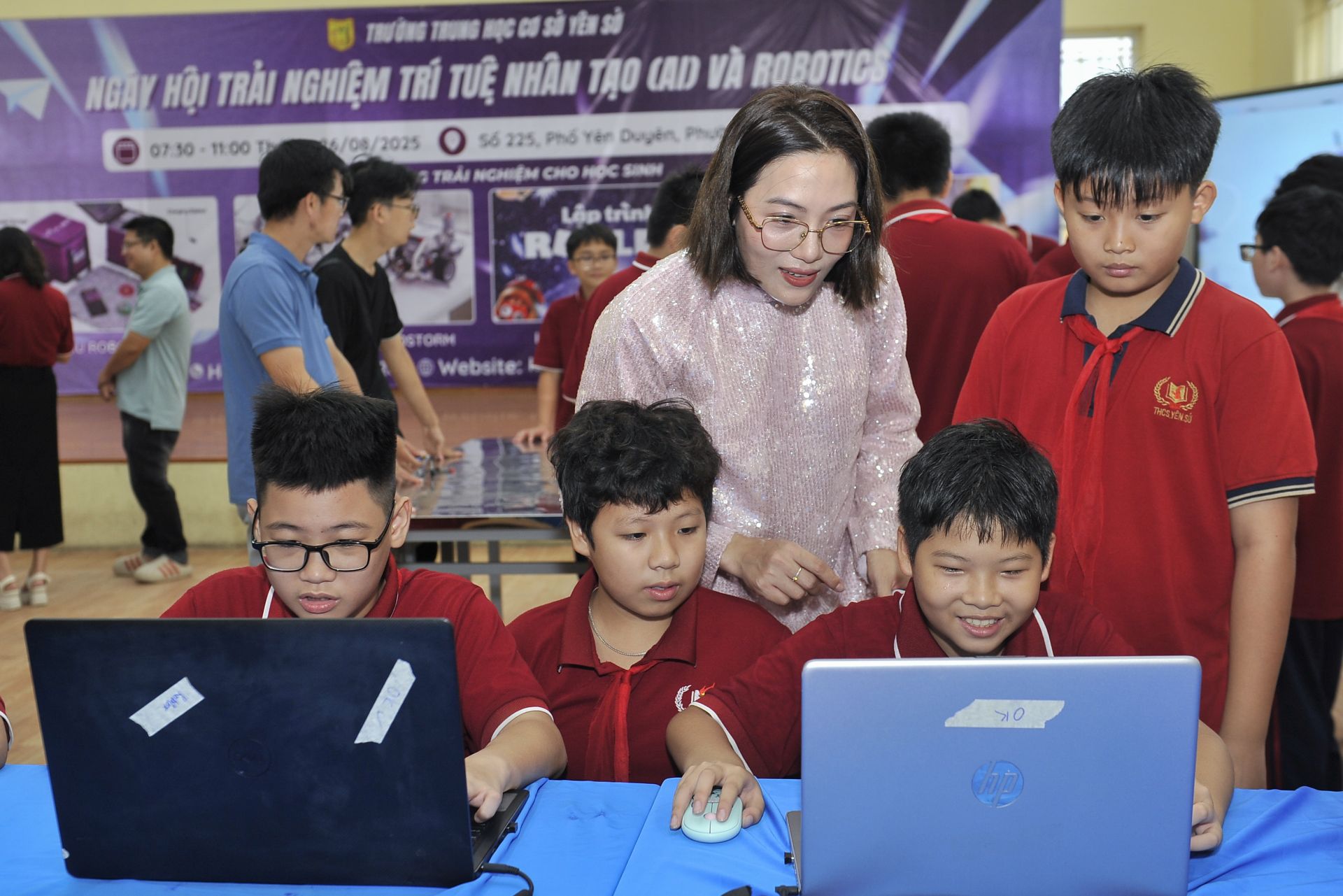 Không khí sôi động tại các trạm trải nghiệm STEM - AI - Robotics. Không khí sôi động tại các trạm trải nghiệm STEM - AI - Robotics.