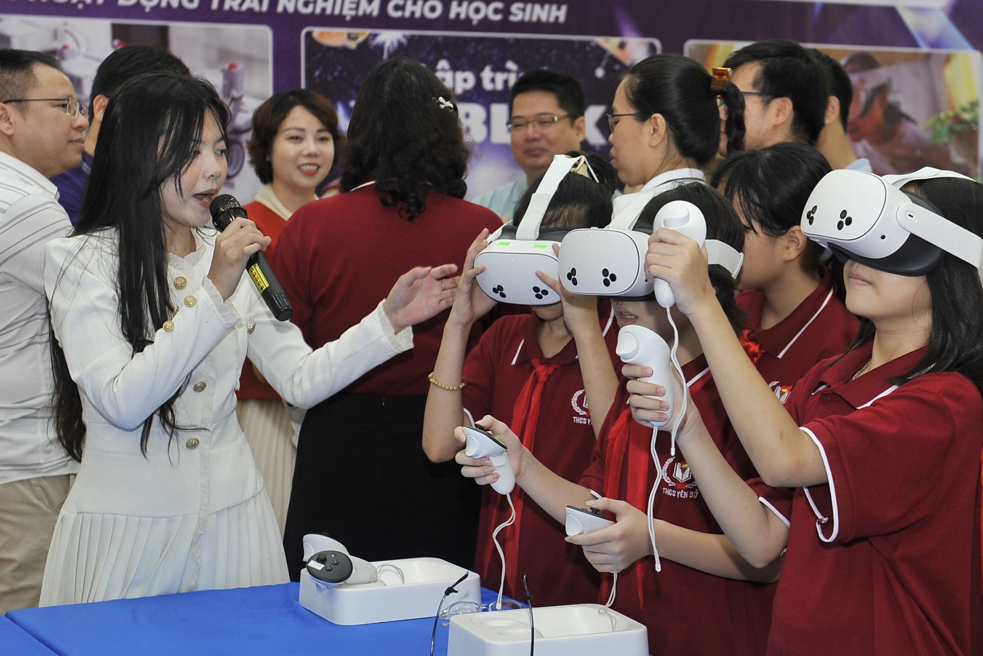 Các bạn học sinh hào hứng trải nghiệm công nghệ thực tế ảo Metaverse. Các bạn học sinh hào hứng trải nghiệm công nghệ thực tế ảo Metaverse.