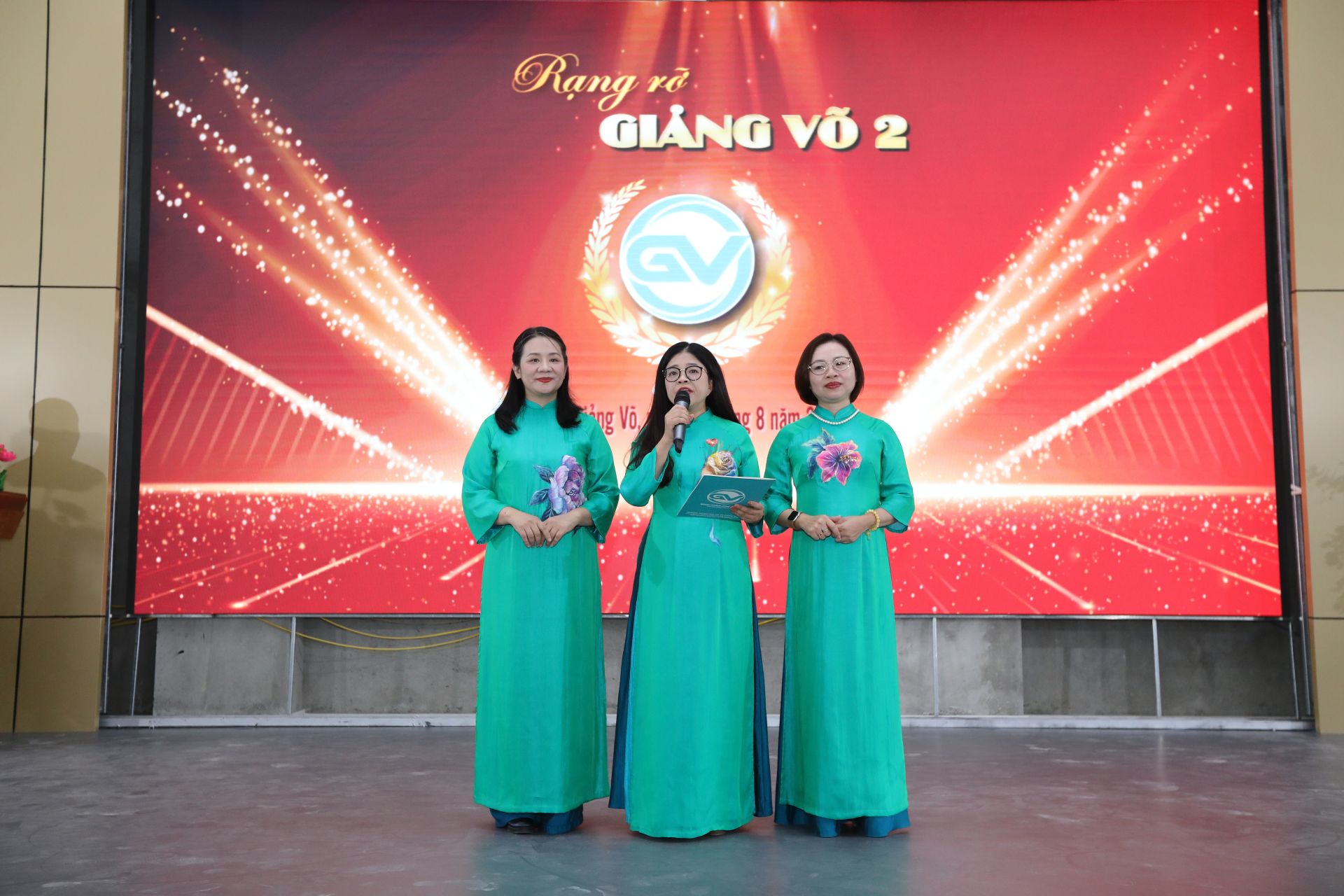 Nhà giáo Phạm Thị Hương Giang - Hiệu trưởng nhà trường (giữa) phát biểu chúc mừng và tuyên bố khánh thành nhà thể chất.