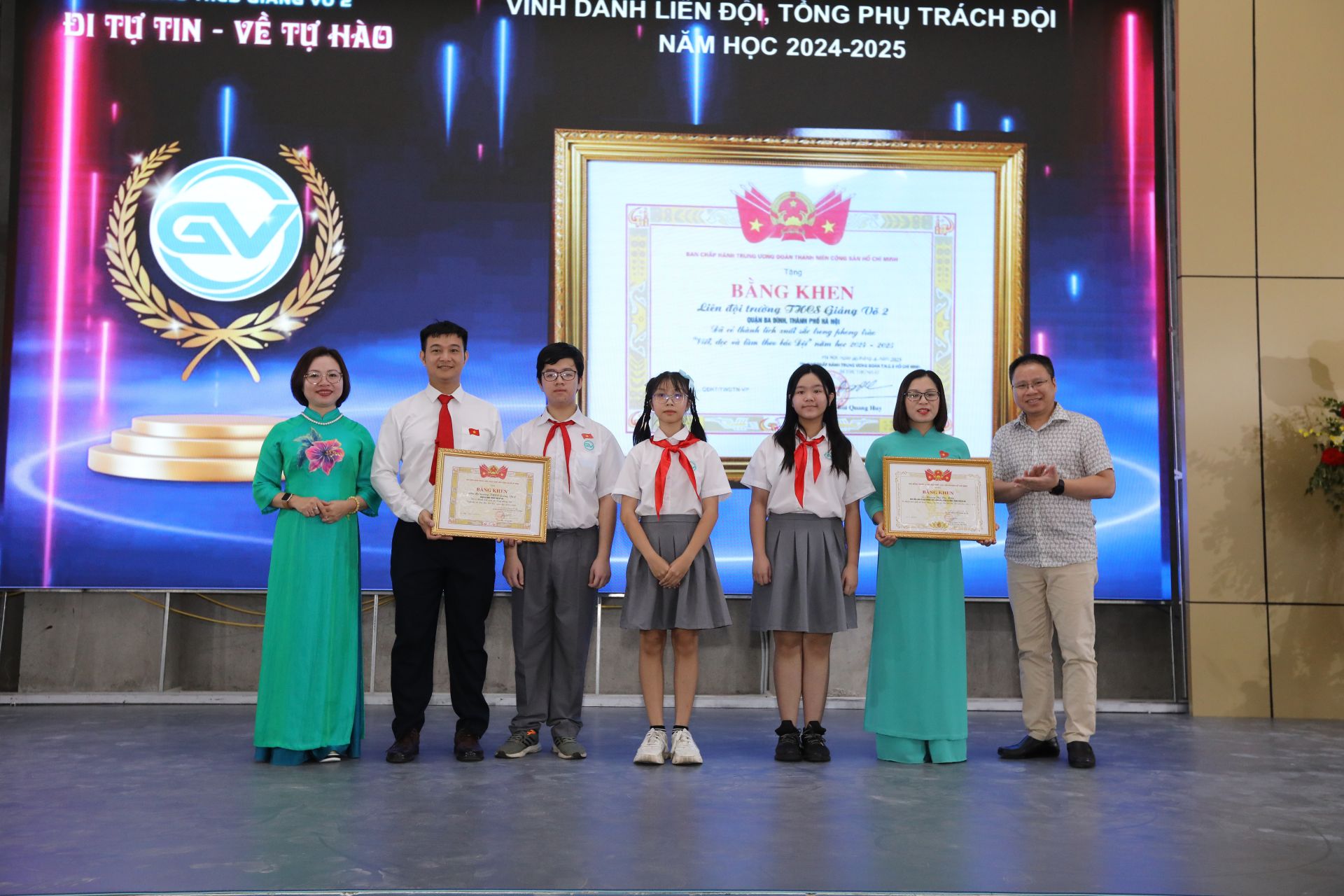 Liên đội THCS Giảng Võ 2 nhận bằng khen là đơn vị có thành tích xuất sắc trong phong trào “Viết, đọc và làm theo báo Đội