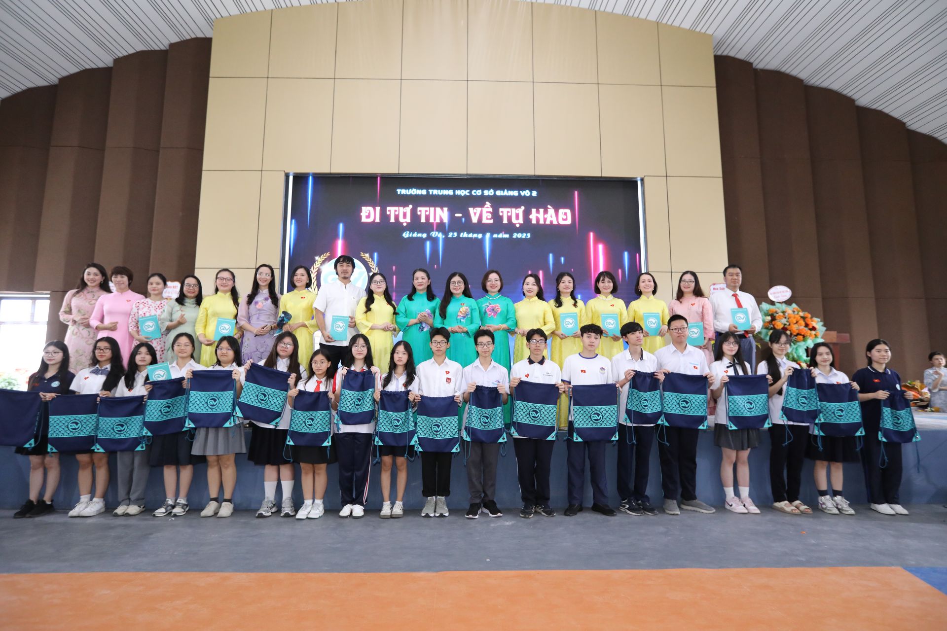 Các em học sinh rất vui khi được đón nhận những chiếc ba lô mang lo go của ngôi trường mới tròn 1 năm thành lập.