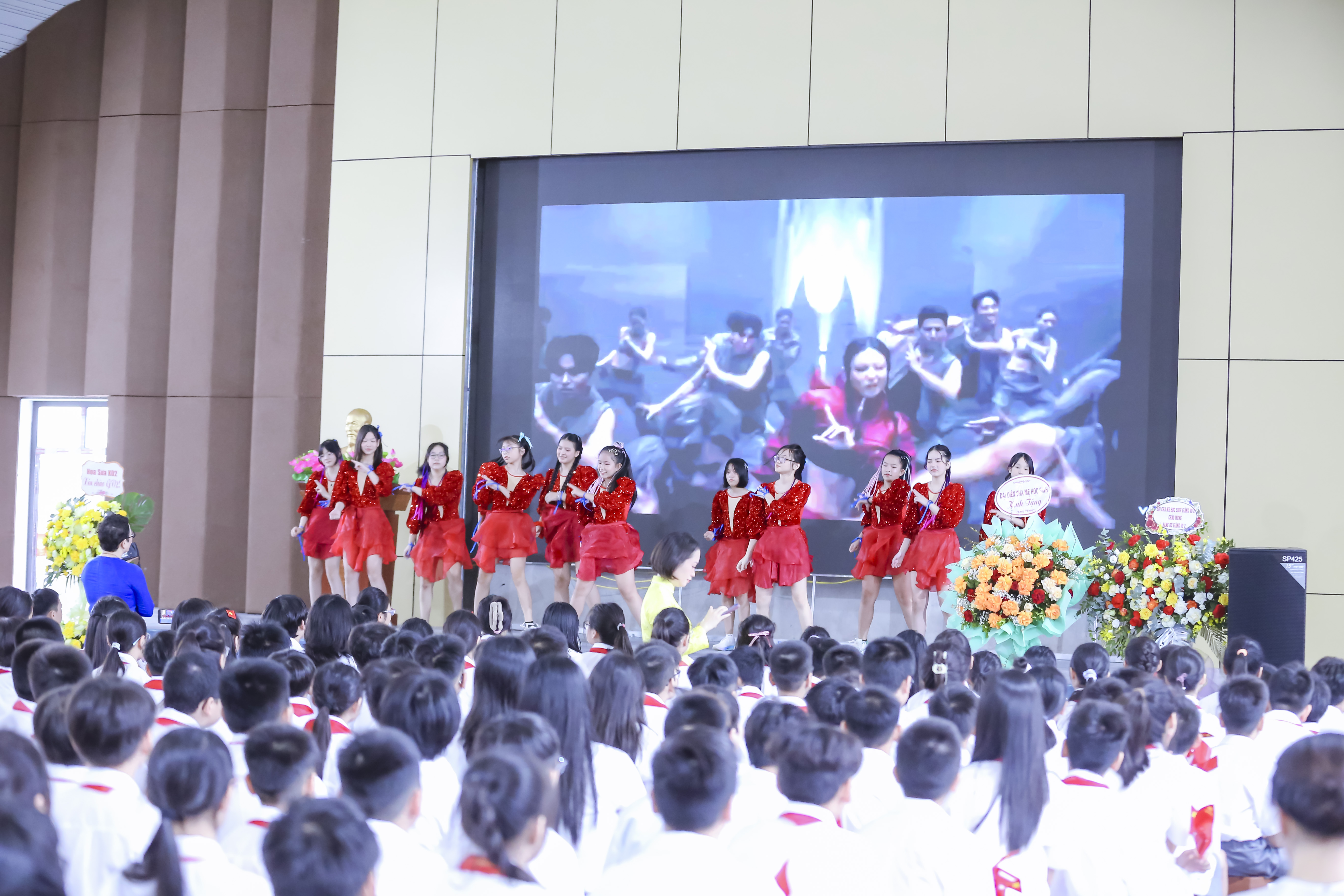 Tiết mục văn nghệ chào mừng của cô và trò trường Tiểu học Giảng Võ 2. Tiết mục văn nghệ chào mừng của cô và trò trường Tiểu học Giảng Võ 2.