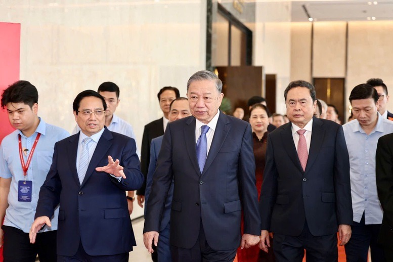 Tổng Bí thư Tô Lâm, Thủ tướng Phạm Minh Chính, Chủ tịch Quốc hội Trần Thanh Mẫn dự khai mạc triển lãm. Tổng Bí thư Tô Lâm, Thủ tướng Phạm Minh Chính, Chủ tịch Quốc hội Trần Thanh Mẫn dự khai mạc triển lãm.