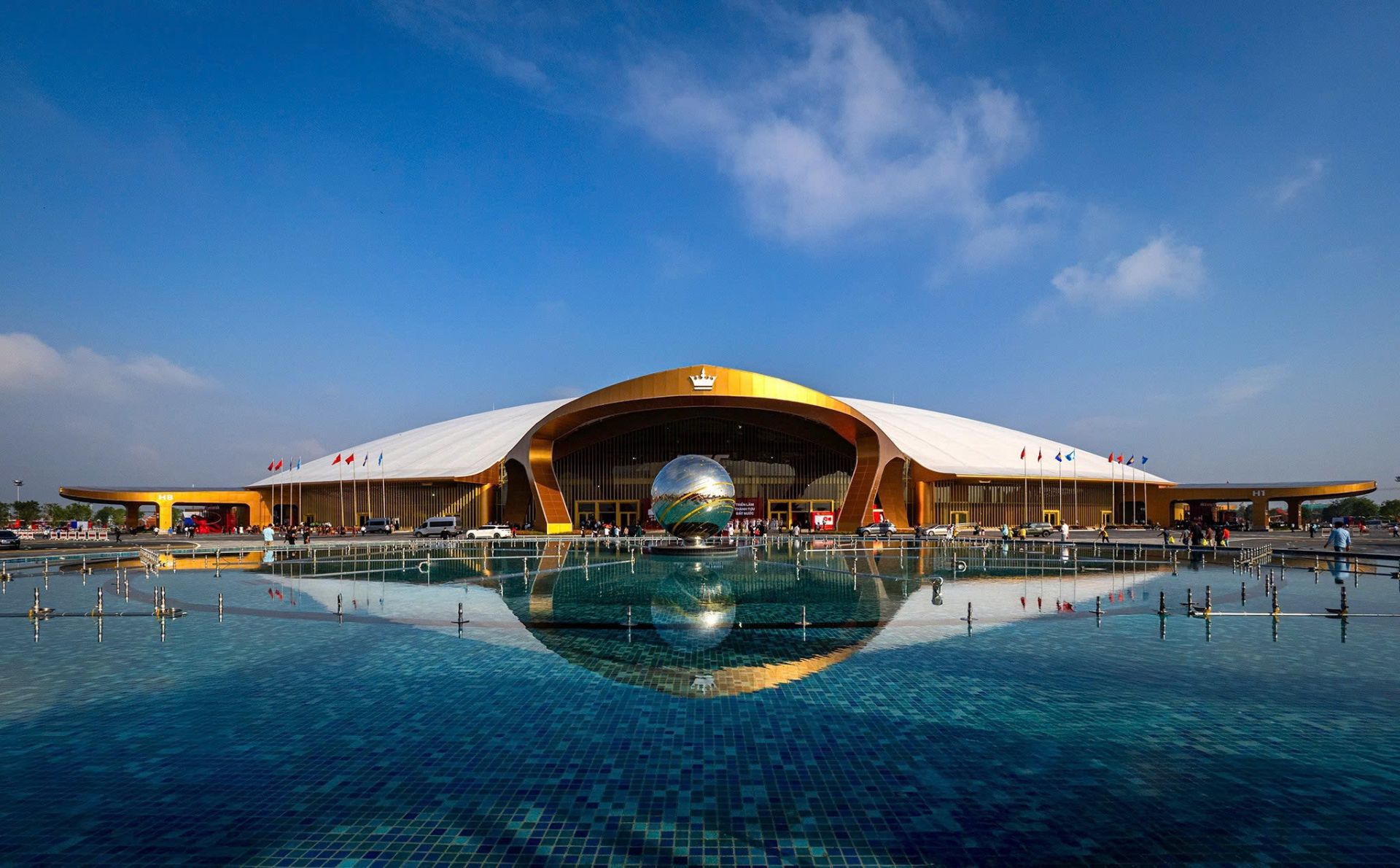 Trung tâm Hội chợ Triển lãm quốc gia có hơn 304.000 m2 diện tích trong nhà, 200.000 m2 diện tích ngoài trời, 03 khu hội nghị tiêu chuẩn quốc tế sức chứa 5.000 người cùng hệ thống cơ sở vật chất, kỹ thuật, dịch vụ cao cấp, hiện đại.