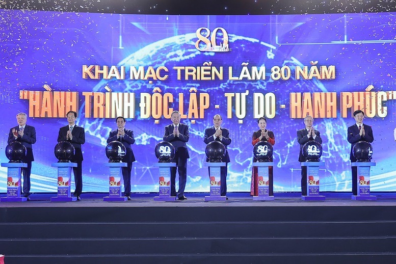 Lãnh đạo, nguyên lãnh đạo Đảng, Nhà nước thực hiện nghi thức khai mạc triển lãm. Lãnh đạo, nguyên lãnh đạo Đảng, Nhà nước thực hiện nghi thức khai mạc triển lãm.