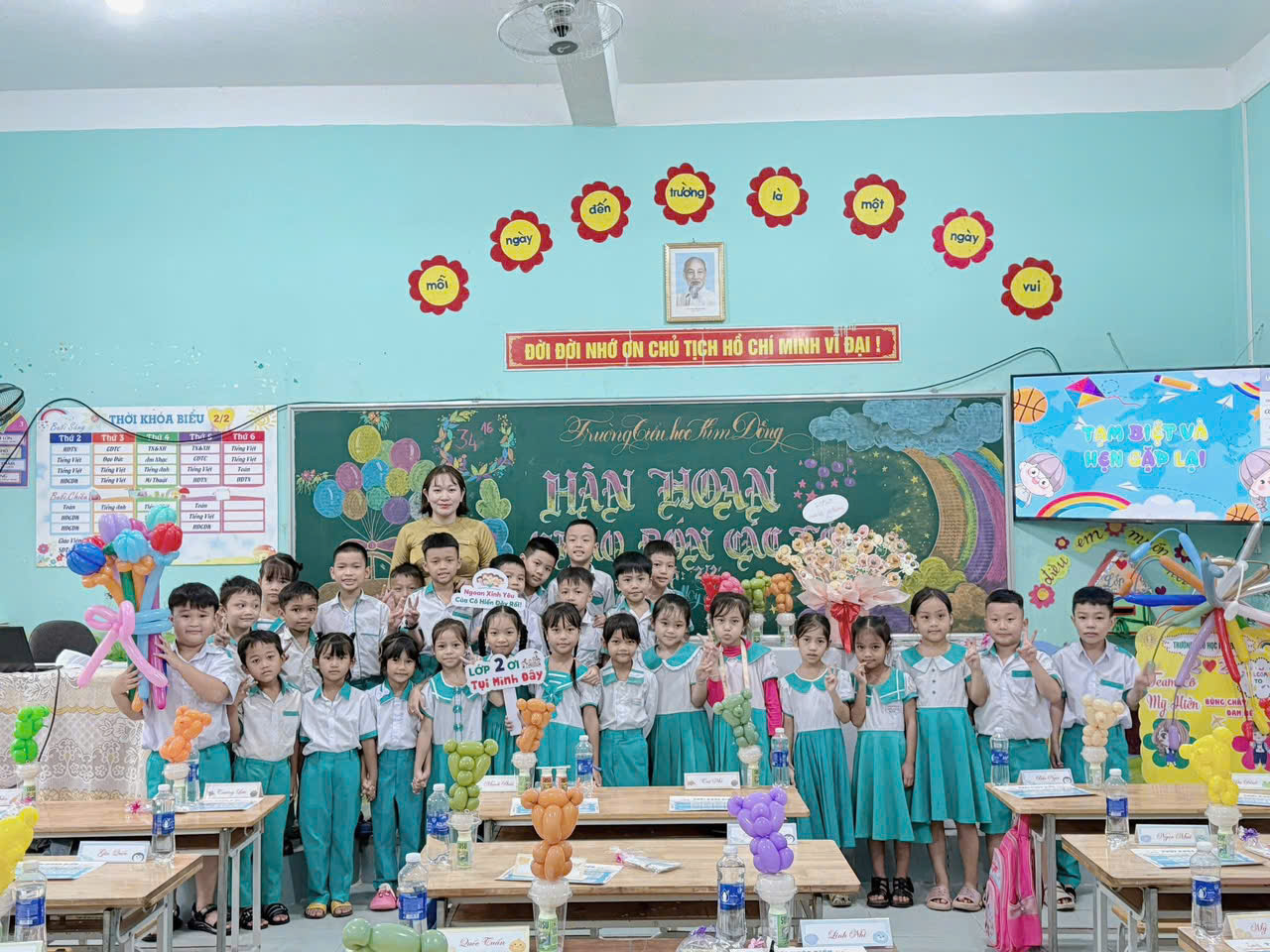 Những giáo viên của nhà trường luôn tâm huyết với học trò, tận tụy với nghề giáo. Những giáo viên của nhà trường luôn tâm huyết với học trò, tận tụy với nghề giáo.