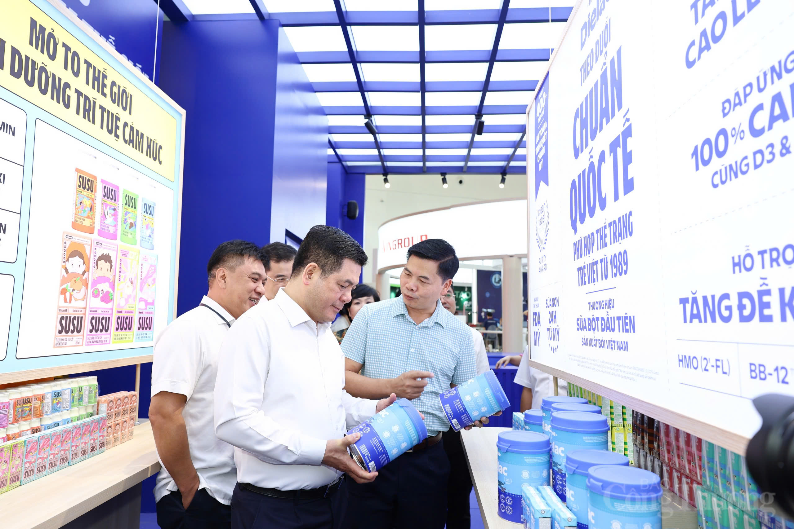 Bộ trưởng Bộ Công Thương Nguyễn Hồng Diên tham quan và kiểm tra gian hàng Vinamilk tại khu trưng bày Bộ trưởng Bộ Công Thương Nguyễn Hồng Diên tham quan và kiểm tra gian hàng Vinamilk tại khu trưng bày