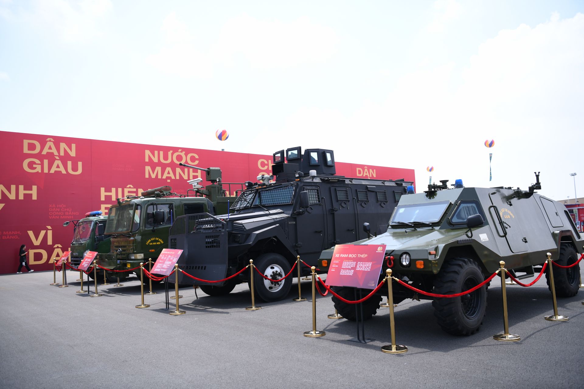 Khu vực triển lãm của Bộ Công an với các khí tài đặc chủng.