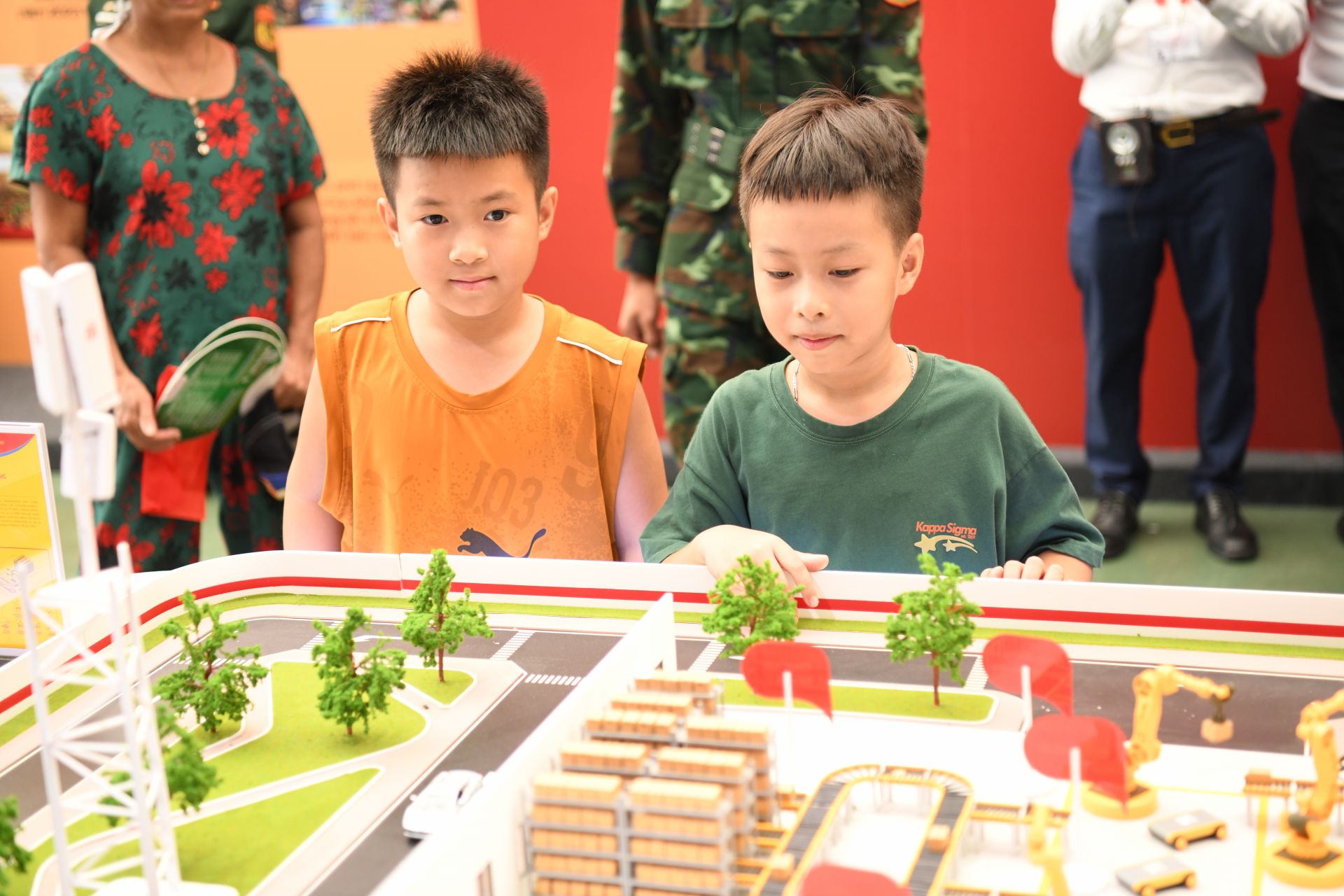 Trong đó, nhiều phụ huynh đã đưa con tham quan triển lãm để tìm hiểu những thành tựu của đất nước.