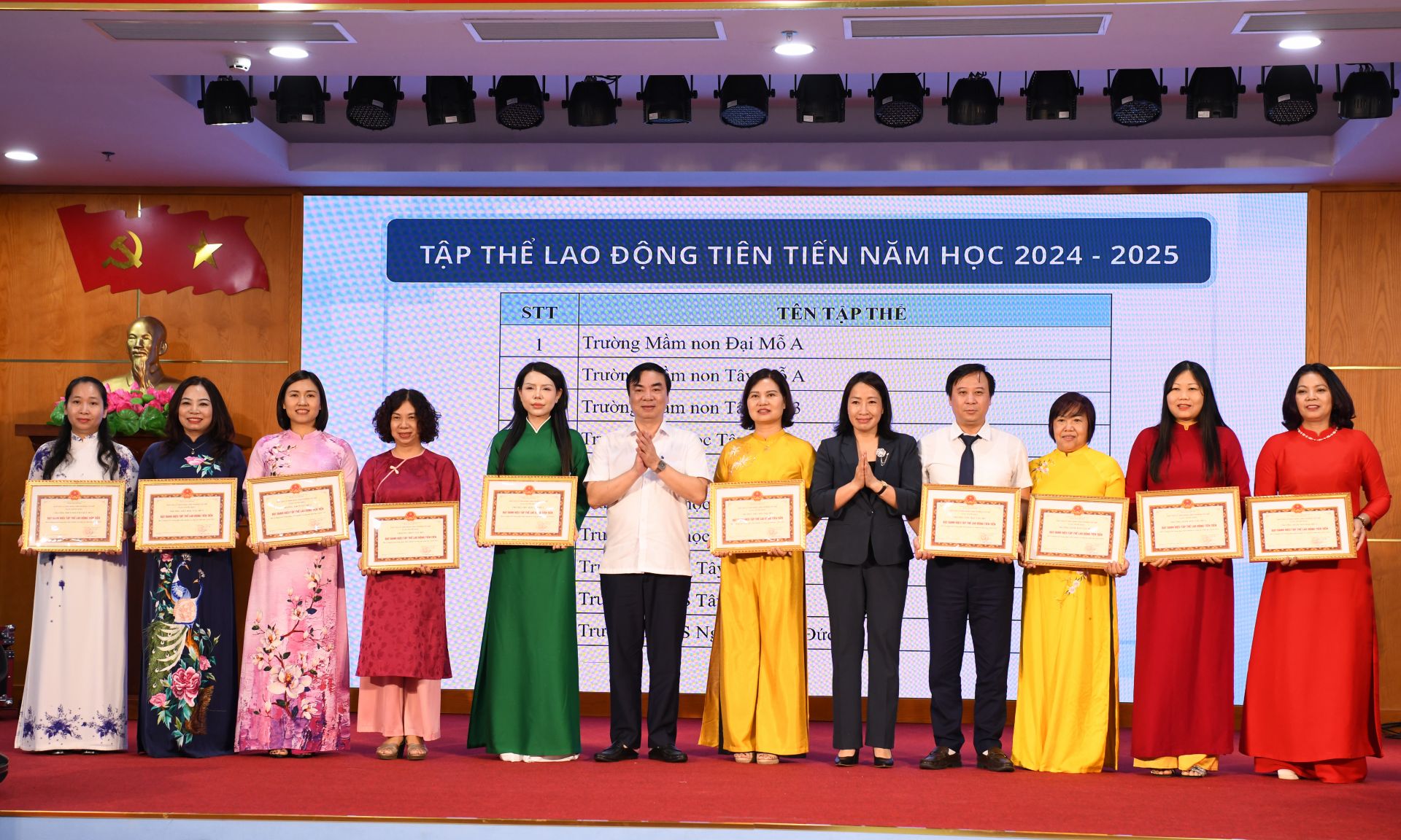 Lãnh đạo phường Tây Mỗ trao tặng danh hiệu Tập thể Lao động tiên tiến năm học 2024-2025 cho 10 đơn vị.