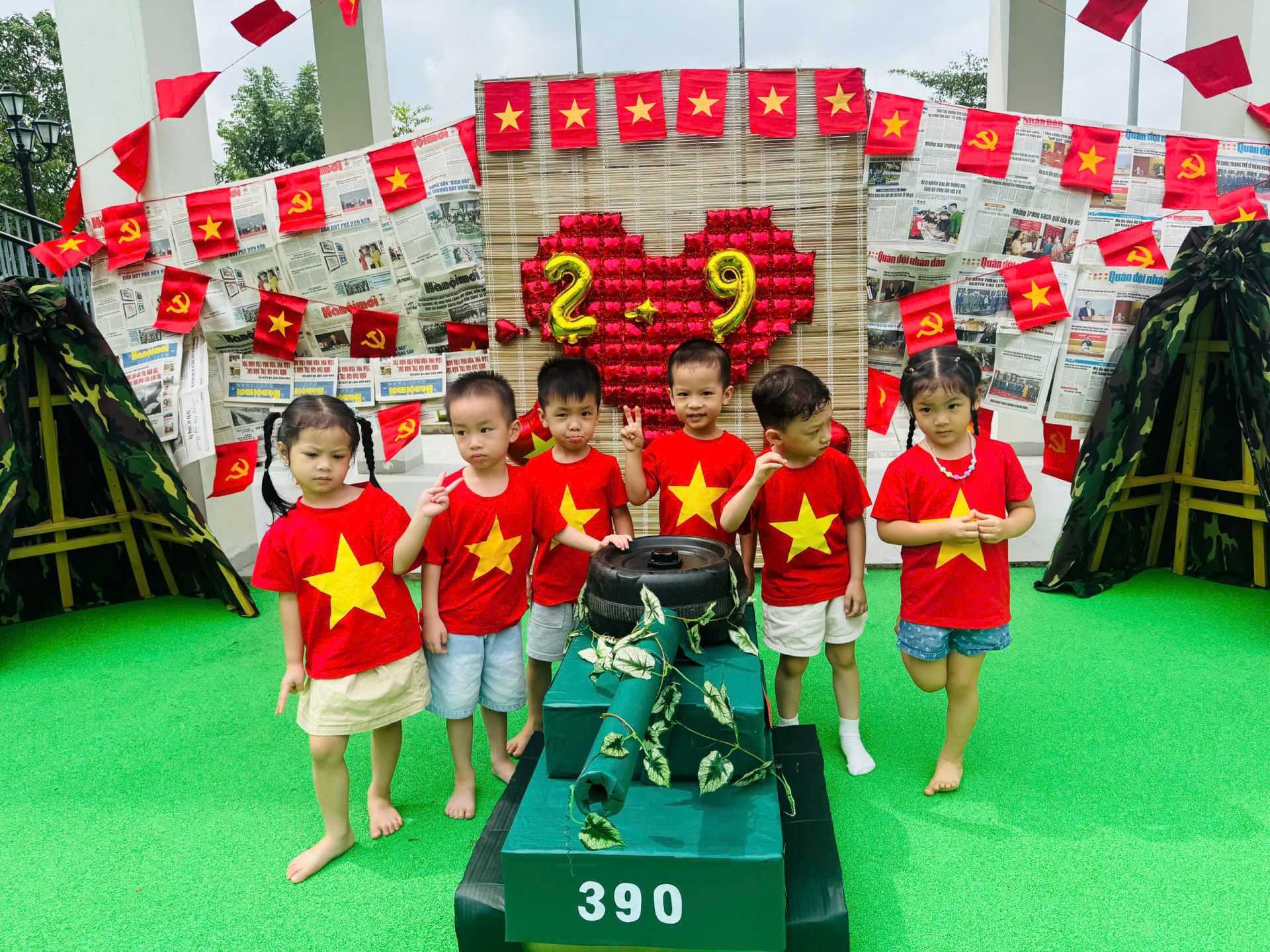 Cô và trò trường Mầm non Đông Ngạc mừng Tết độc lập. Cô và trò trường Mầm non Đông Ngạc mừng Tết độc lập.