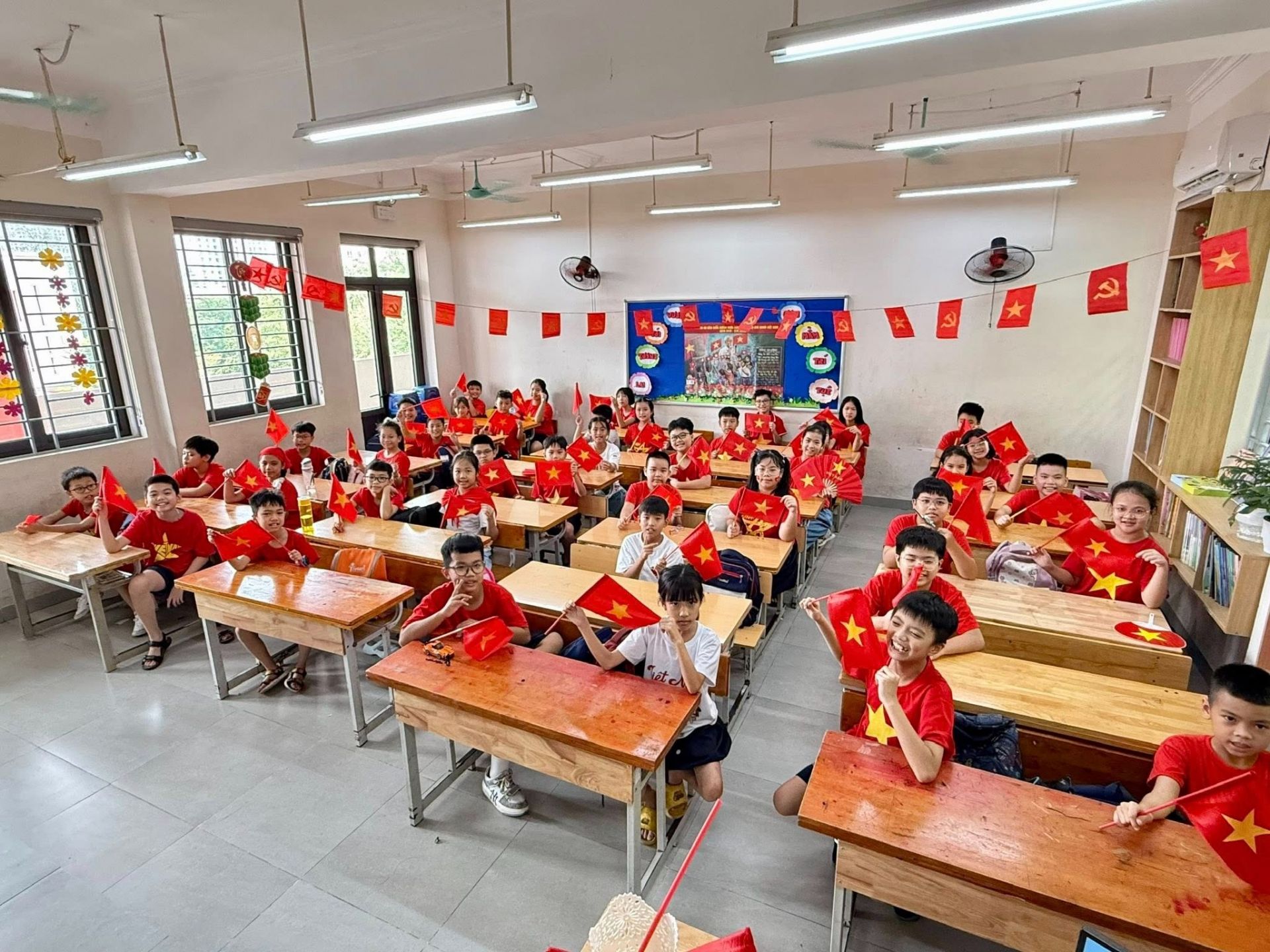 Không gian lớp học của cô và trò trường Tiểu học Cổ Nhuế 2A. Không gian lớp học của cô và trò trường Tiểu học Cổ Nhuế 2A.