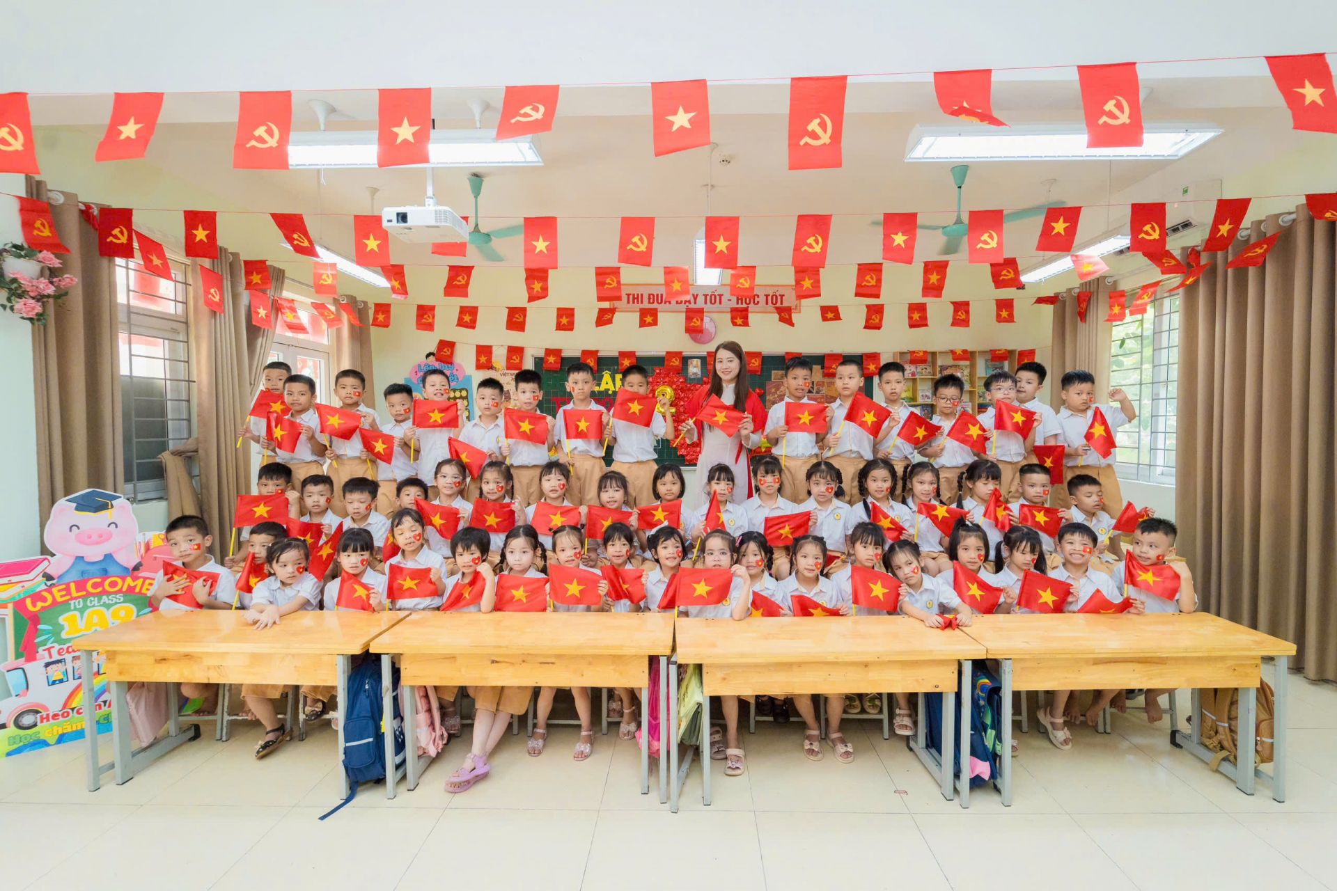 Niềm vui của cô và trò trường Tiểu học Ngô Sĩ Kiện với ngày đại lễ đặc biệt của dân tộc.
