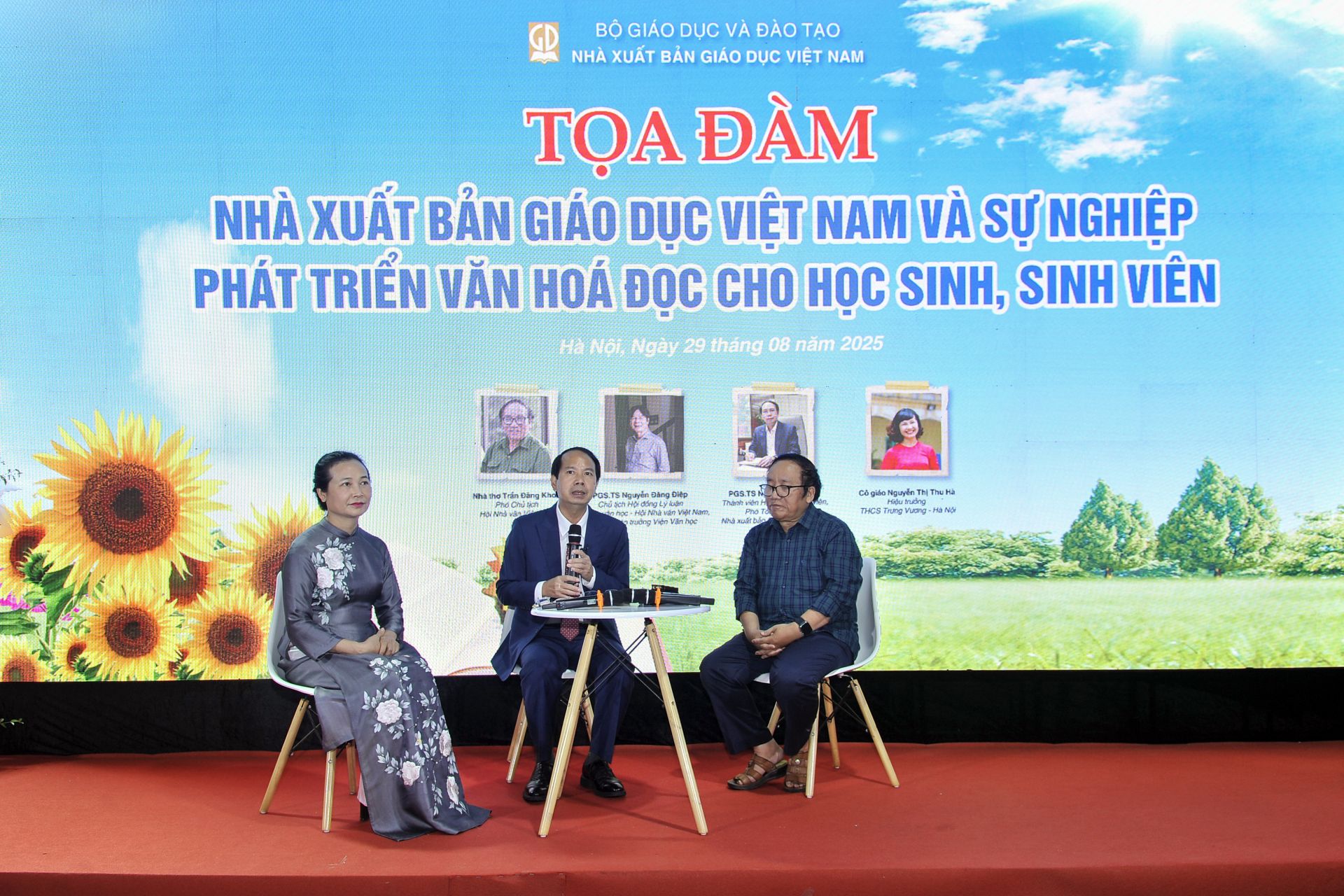 Các đại biểu tại buổi tọa đàm. Các đại biểu tại buổi tọa đàm.