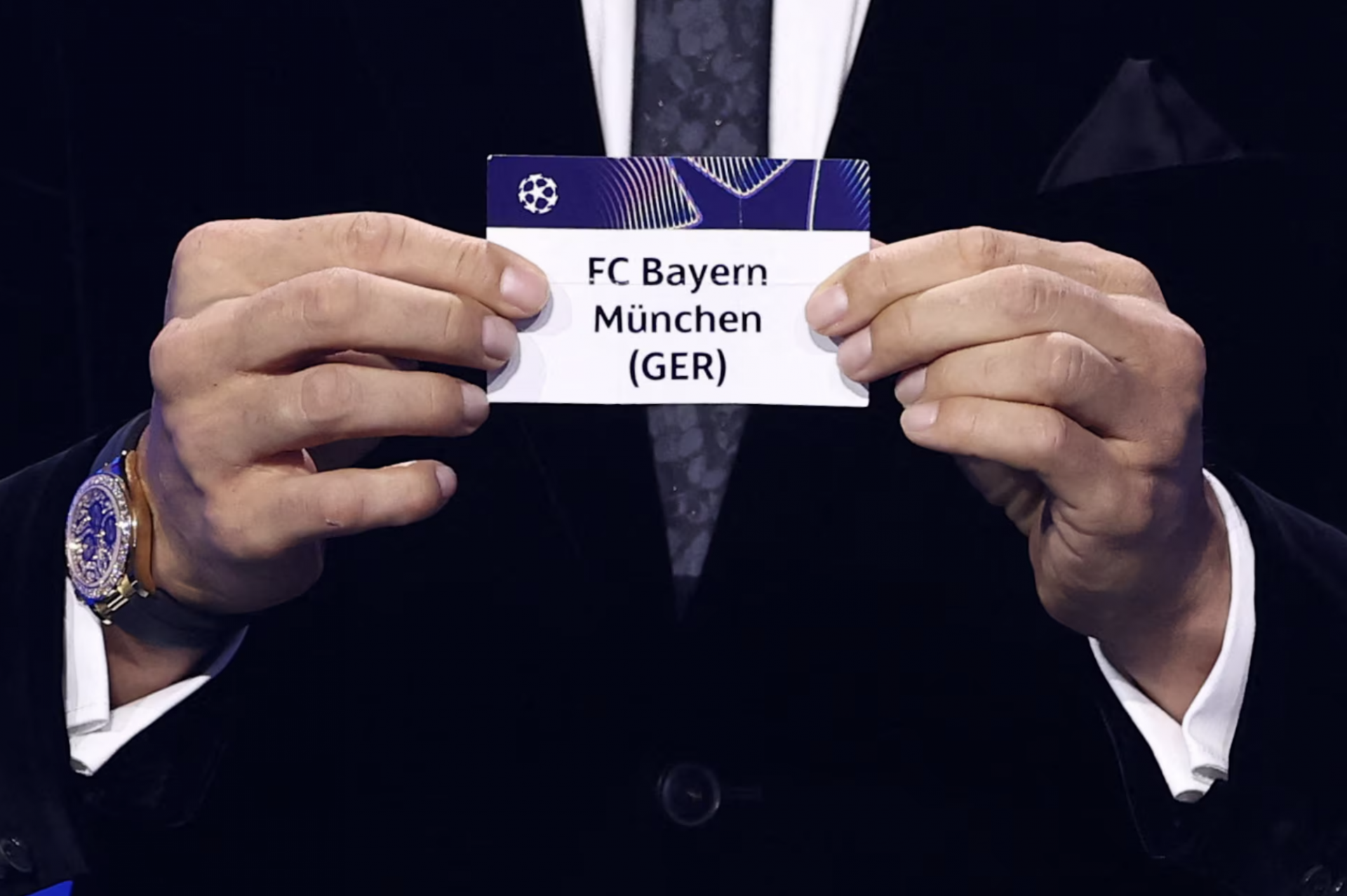 Ibrahimovic với lá thăm của Bayern Munchen. 