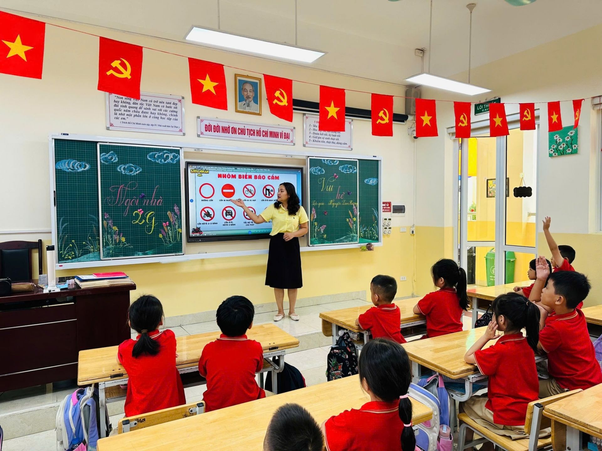 Học sinh trường Tiểu học Tràng An tìm hiểu về biển báo giao thông trước năm học mới. Học sinh trường Tiểu học Tràng An tìm hiểu về biển báo giao thông trước năm học mới.