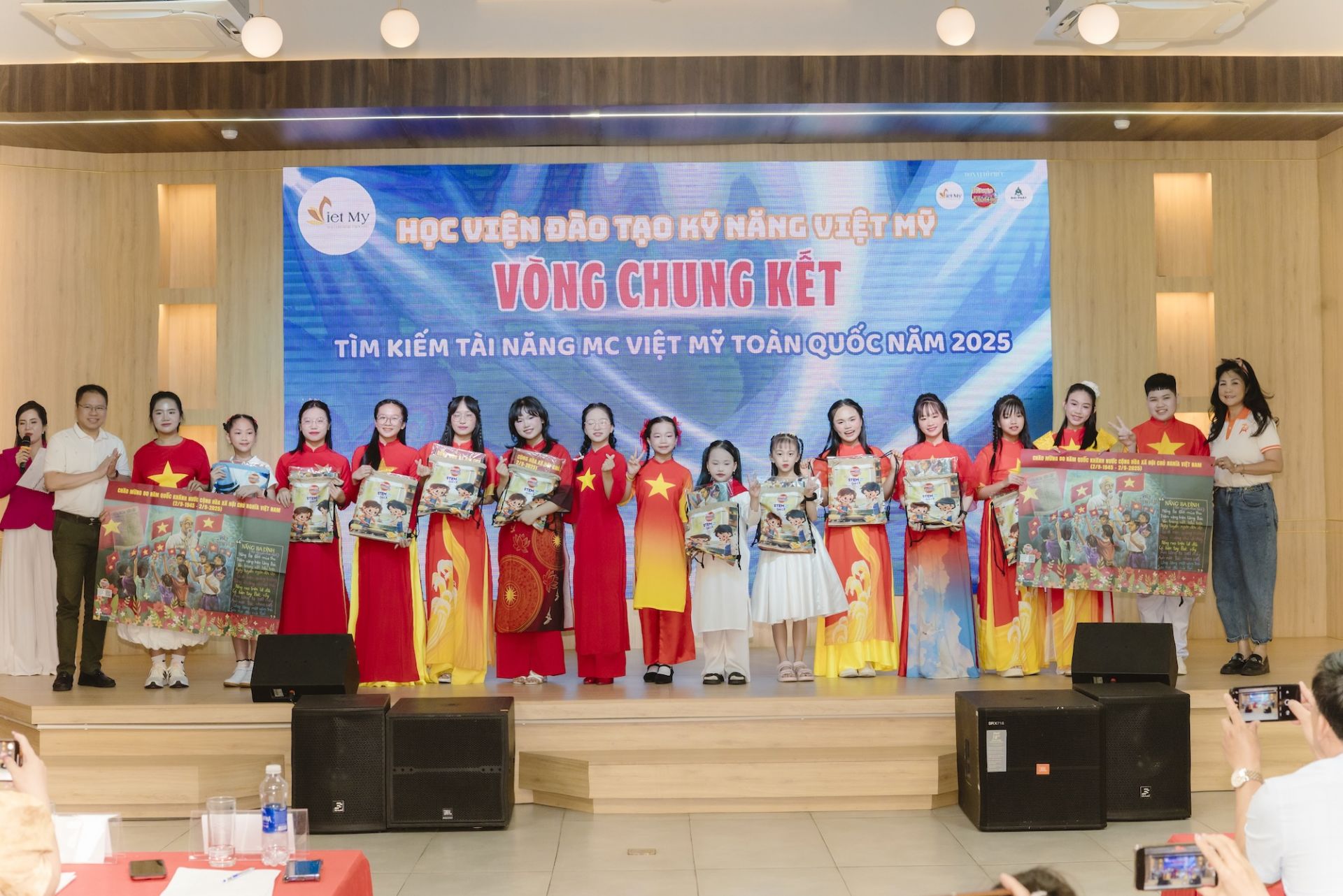 Phần thưởng đặc biệt dành cho các thí sinh là phụ bản của Báo Thiếu niên Tiền phong và Nhi đồng chào mừng 80 năm Quốc khánh.