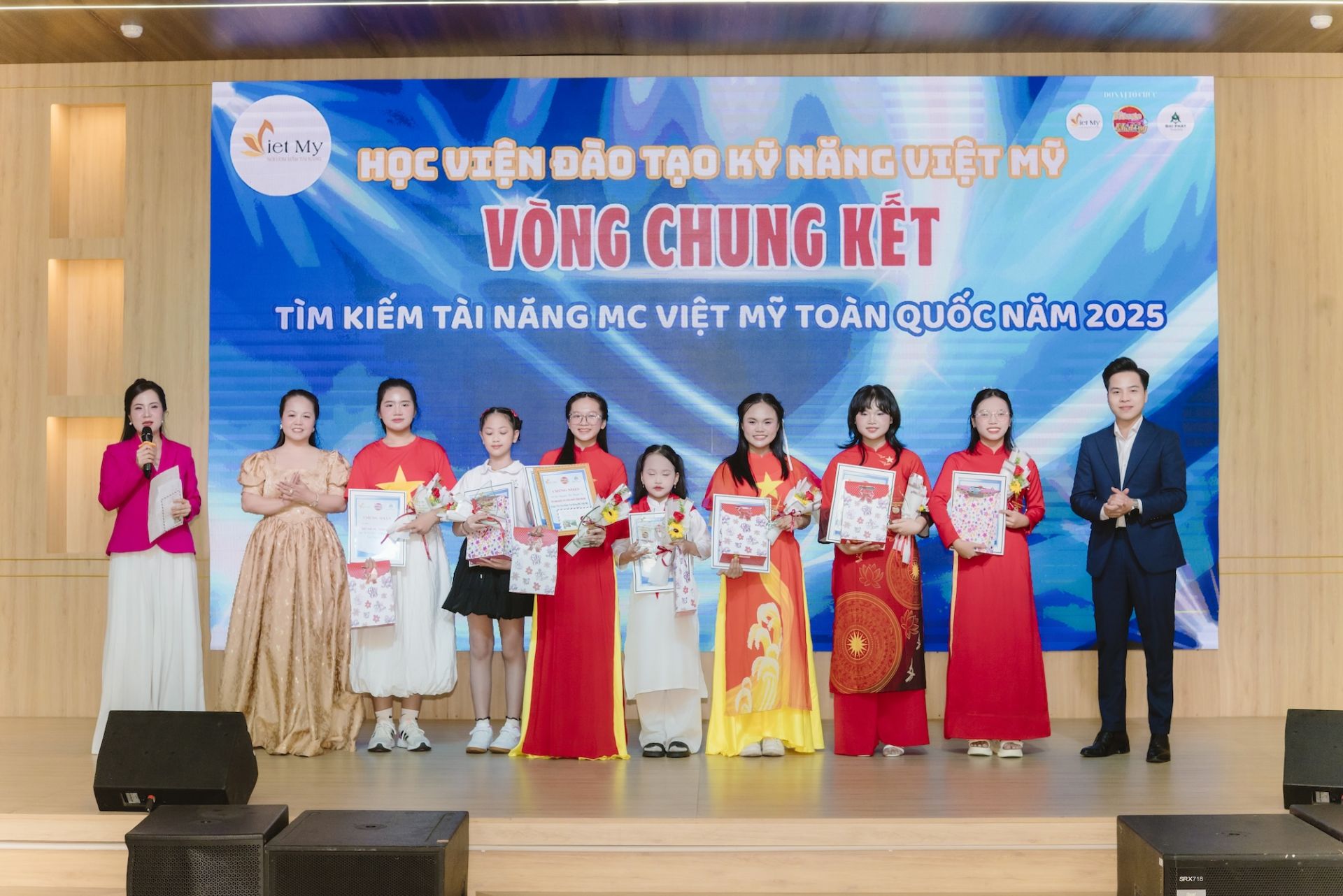 Ban Tổ chức trao giải cho các thí sinh.
