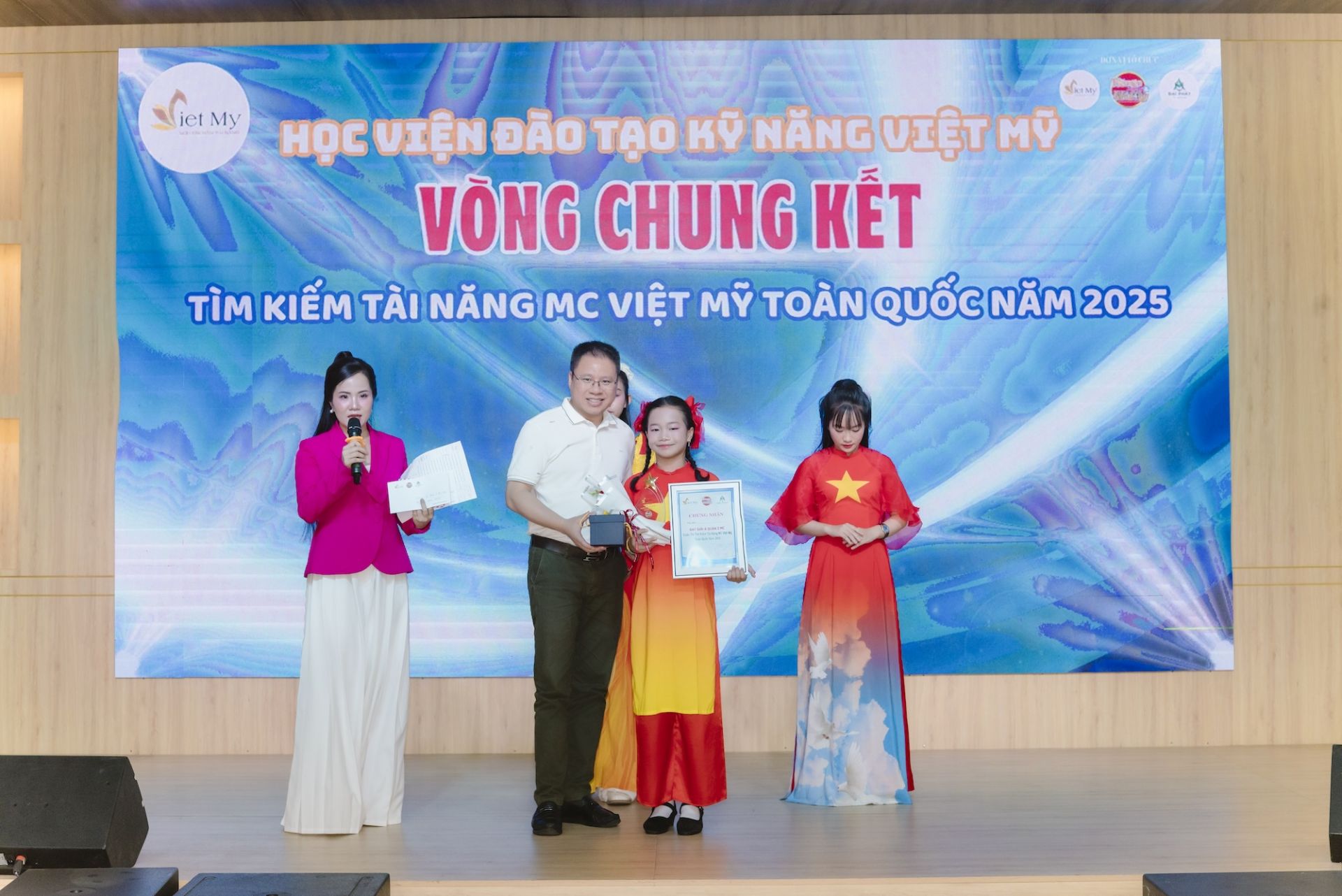 Trao giải Á quân 1 và 2 của cuộc thi.