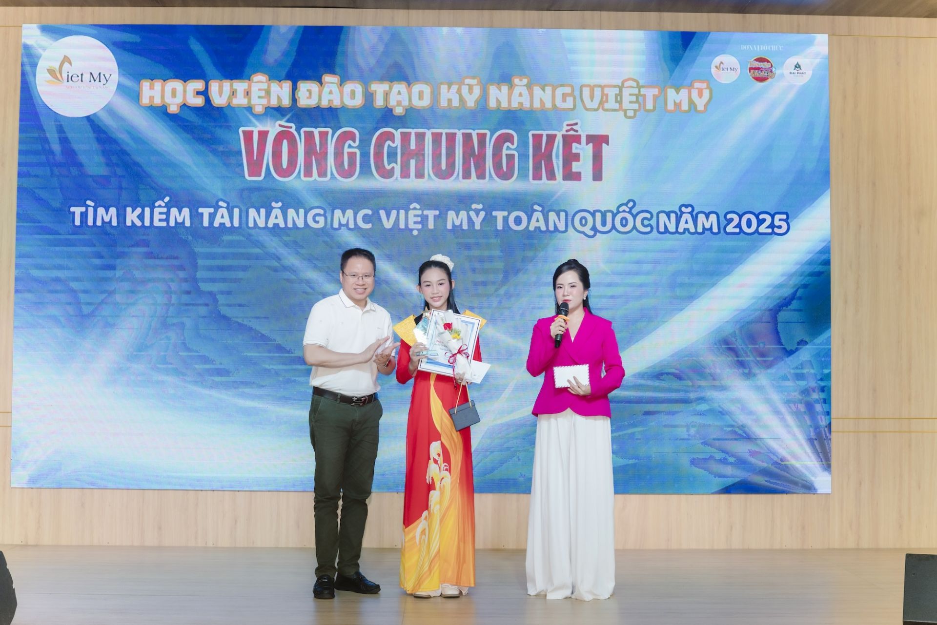 Ban Tổ chức trao giải Quán quân cho em Nguyễn Ngọc Bảo Châu.