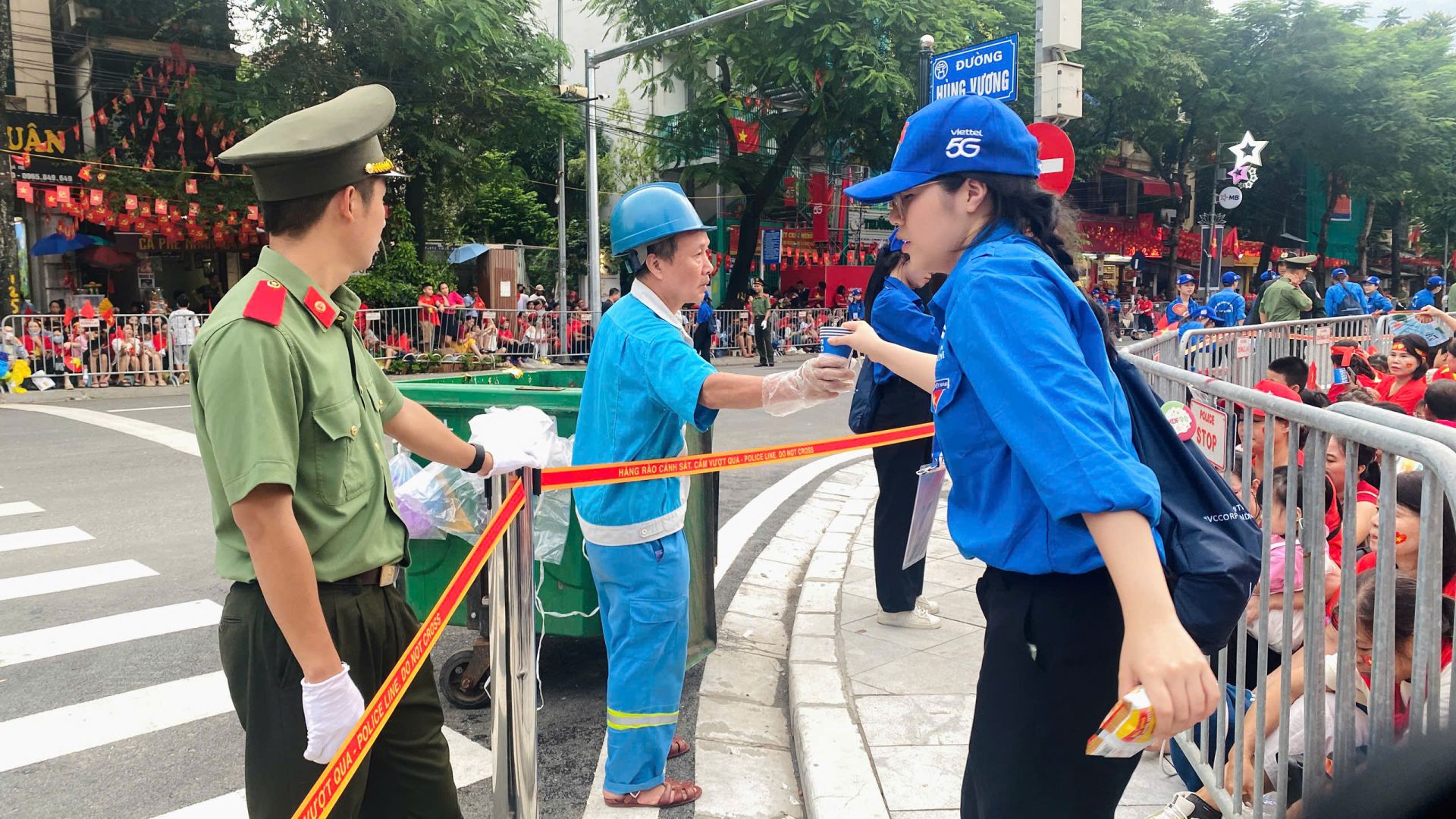 Lực lượng thanh niên tình nguyện dọn dẹp vệ sinh môi trường, đảm bảo không gian của đại lễ luôn được ngăn nắp, gọn gàng. Lực lượng thanh niên tình nguyện dọn dẹp vệ sinh môi trường, đảm bảo không gian của đại lễ luôn được ngăn nắp, gọn gàng.