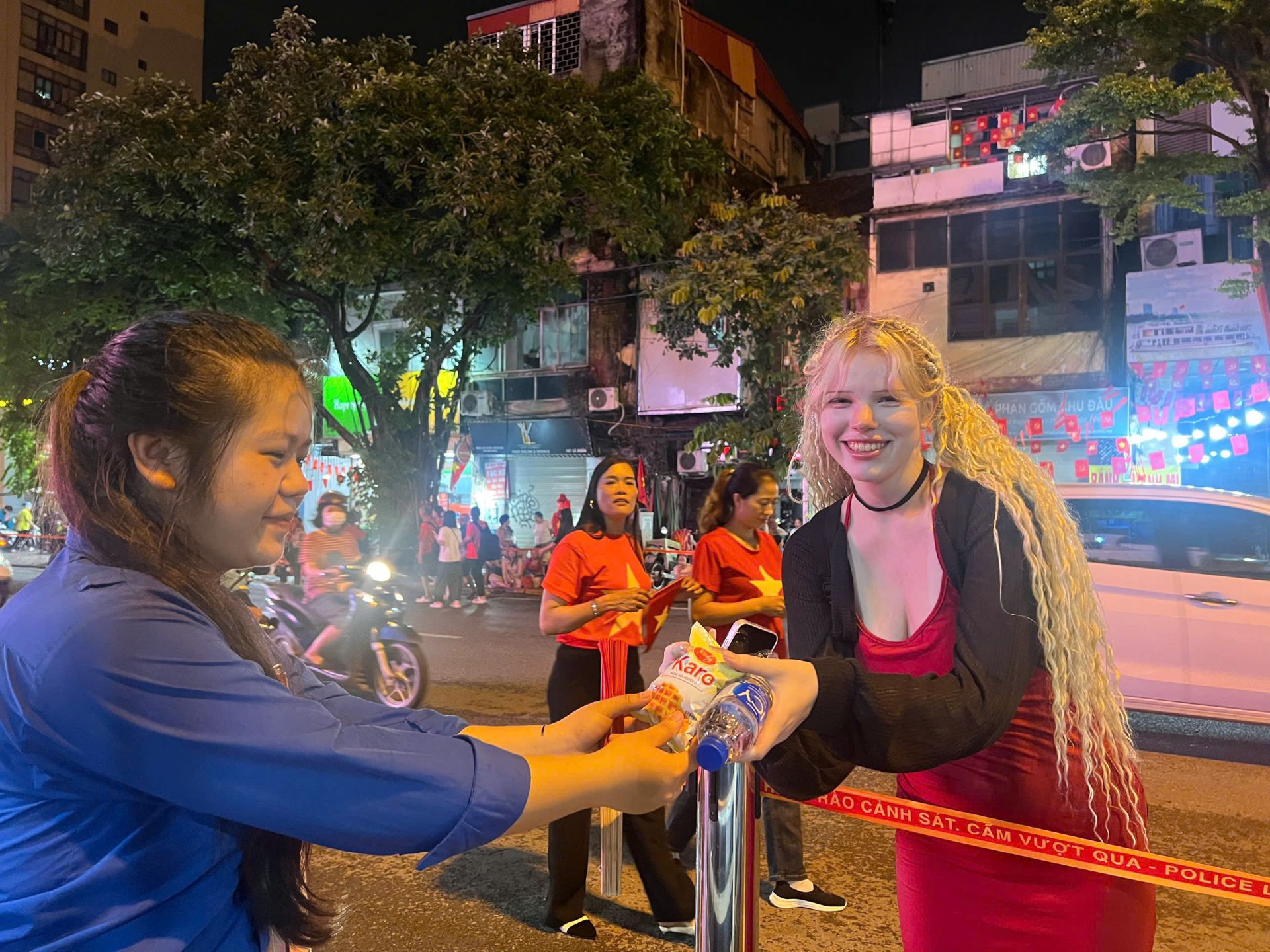 Lực lượng thanh niên tình nguyện tiếp tục túc trực, hỗ trợ cho đến khi các hoạt động Kỷ niệm 80 năm Quốc khánh kết thúc. Lực lượng thanh niên tình nguyện tiếp tục túc trực, hỗ trợ cho đến khi các hoạt động Kỷ niệm 80 năm Quốc khánh kết thúc.