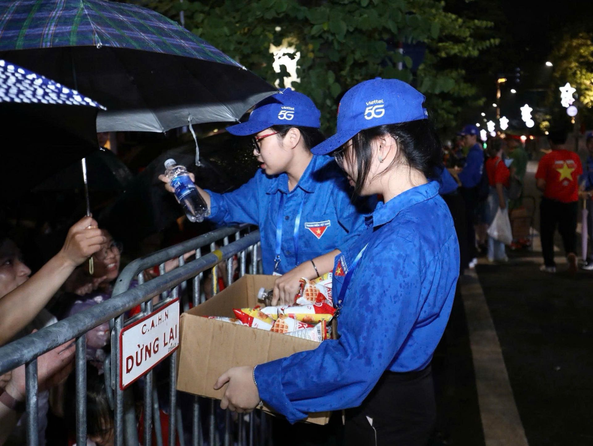 Bất kể thời tiết, thời gian, lực lượng thanh niên luôn có mặt ở những Bất kể thời tiết, thời gian, lực lượng thanh niên luôn có mặt ở những