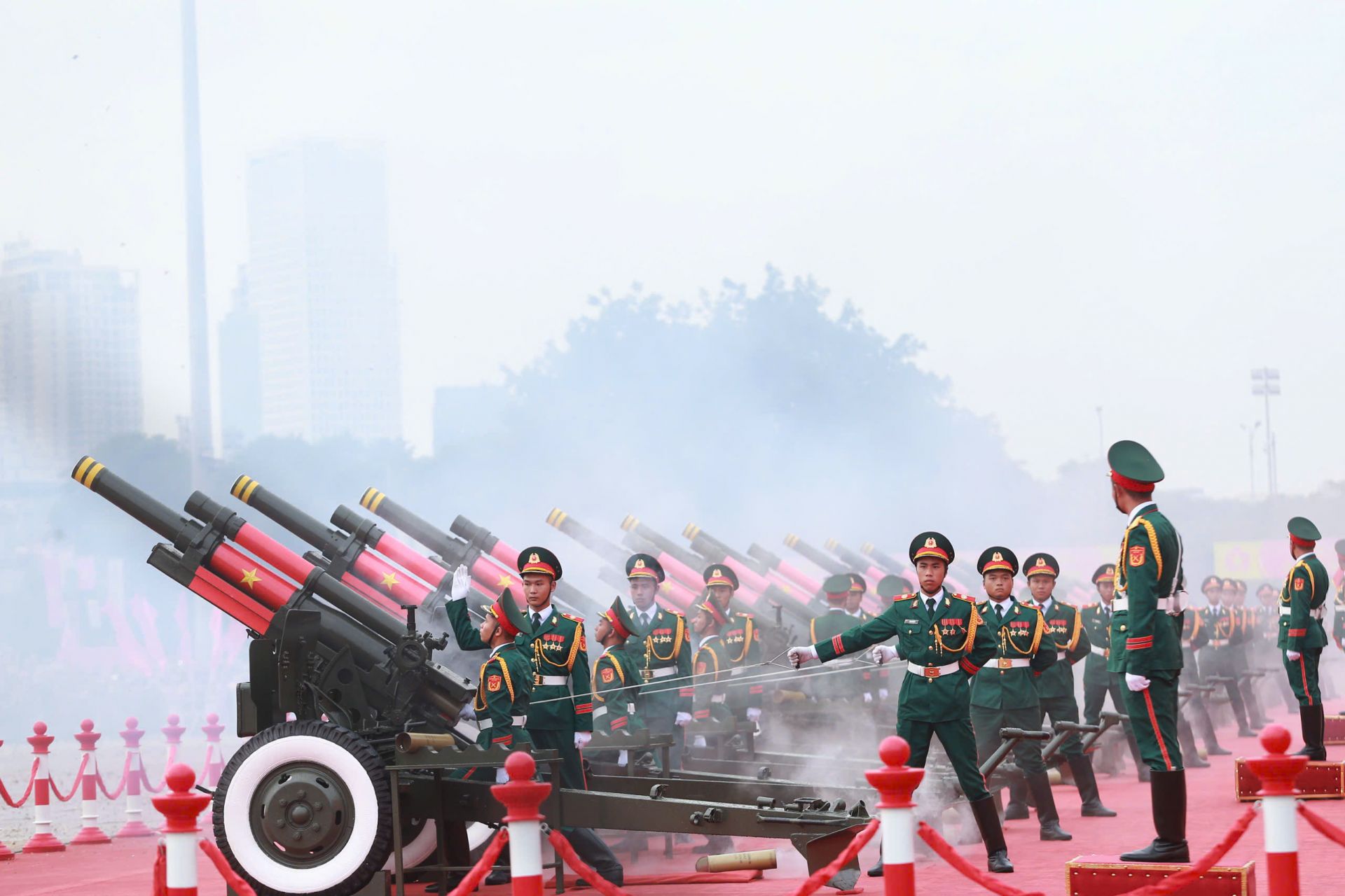 21 loạt đại bác của Bộ tư lệnh Pháo binh - Tên lửa khai hỏa trên nền Quốc thiều nước Cộng hòa Xã hộn Chủ nghĩa Việt Nam, mở đầu buổi tổng duyệt diễu binh, diễu hành.