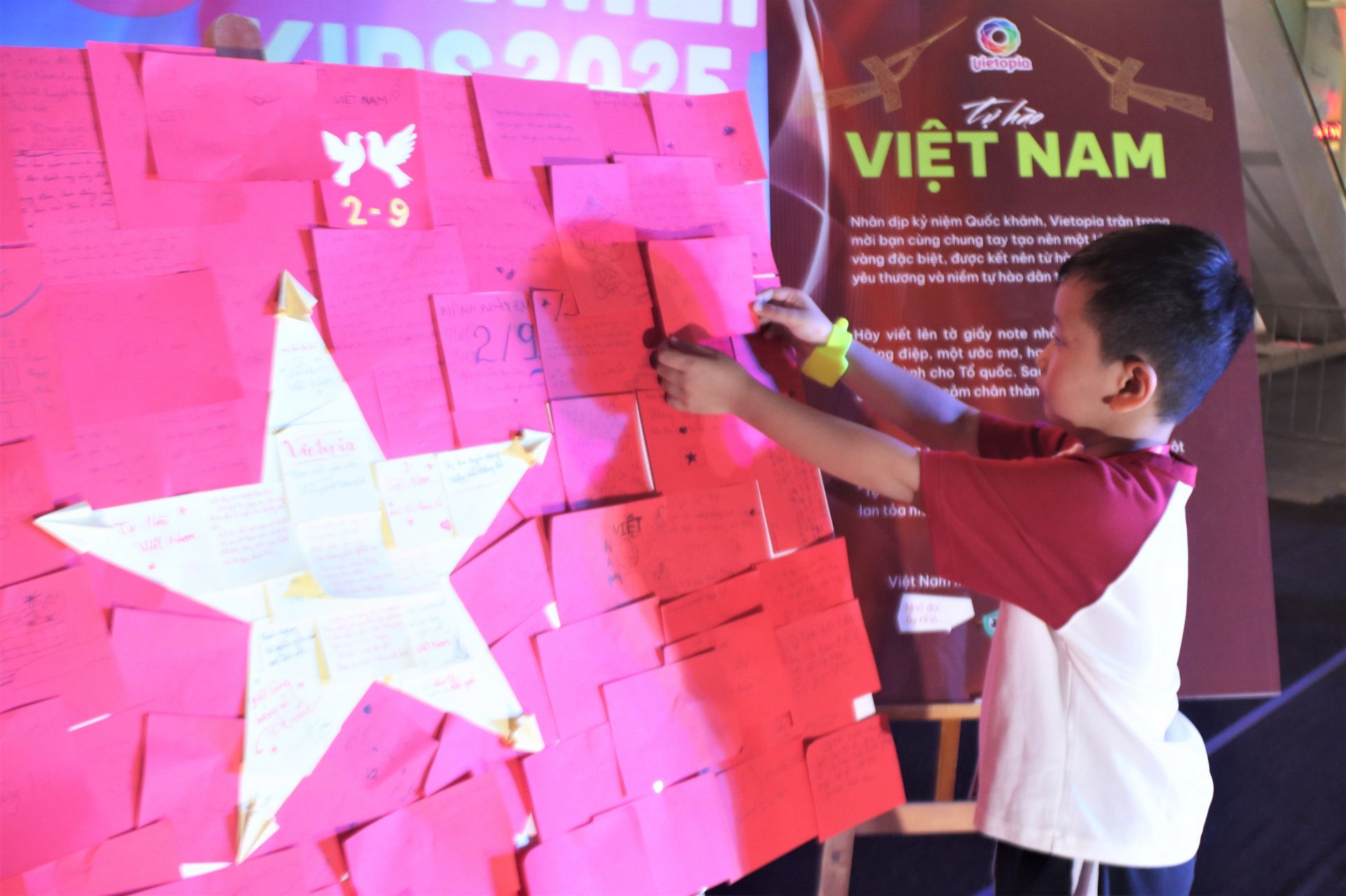 Từng lời yêu thương được các bạn cẩn thận ghép lại thành lá cờ đỏ sao vàng. Từng lời yêu thương được các bạn cẩn thận ghép lại thành lá cờ đỏ sao vàng.