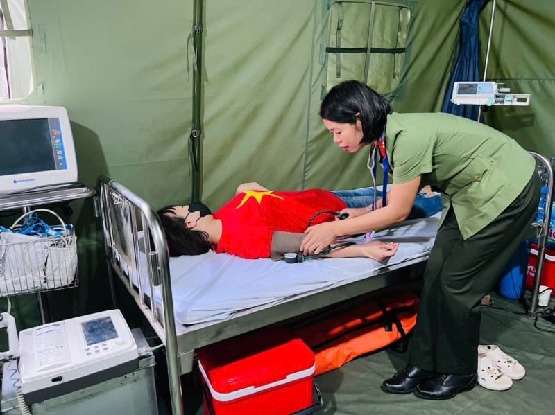 Nhiều người gặp vấn đề về sức khỏe khi đi xem diễu binh, diễu hành.