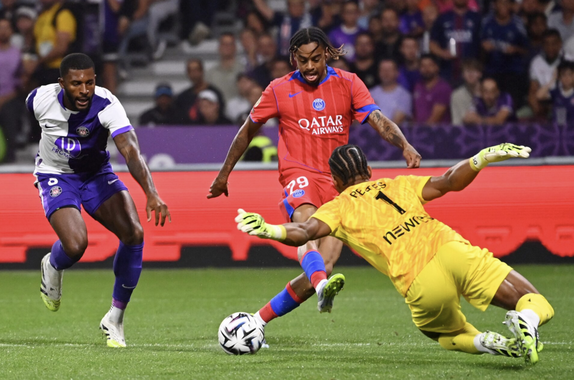 Bradley Barcola (áo đỏ) ghi bàn nâng tỷ số lên 2-0. Bradley Barcola (áo đỏ) ghi bàn nâng tỷ số lên 2-0.