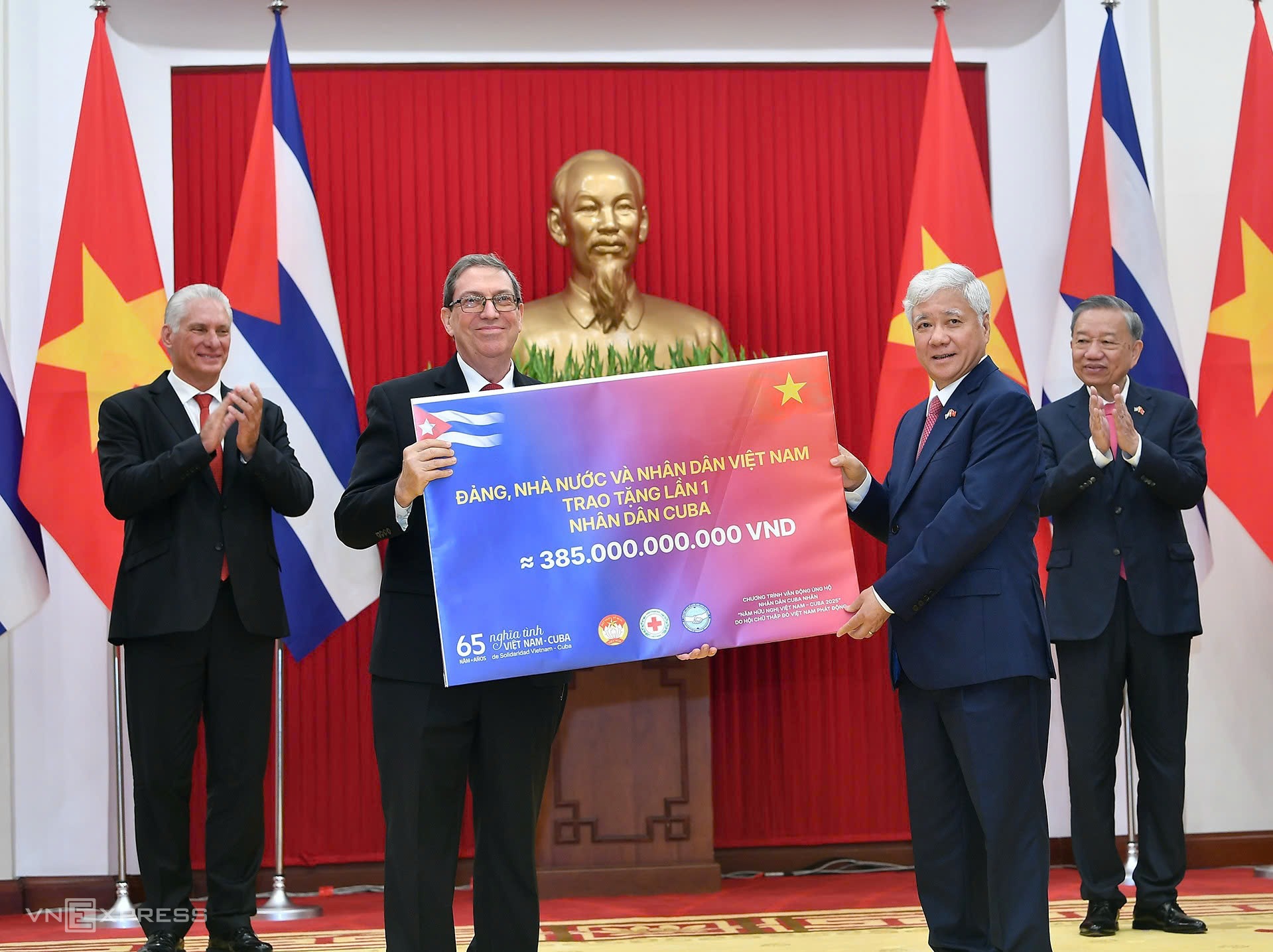 Tổng Bí thư Tô Lâm, Chủ tịch nước Cuba Miguel Díaz-Canel Bermúdez chứng kiến Lễ trao tặng lần I món quà 385 tỷ đồng của Đảng, Nhà nước và nhân dân Việt Nam tặng nhân dân Cuba. Ảnh: Vnexpress Tổng Bí thư Tô Lâm, Chủ tịch nước Cuba Miguel Díaz-Canel Bermúdez chứng kiến Lễ trao tặng lần I món quà 385 tỷ đồng của Đảng, Nhà nước và nhân dân Việt Nam tặng nhân dân Cuba. Ảnh: Vnexpress