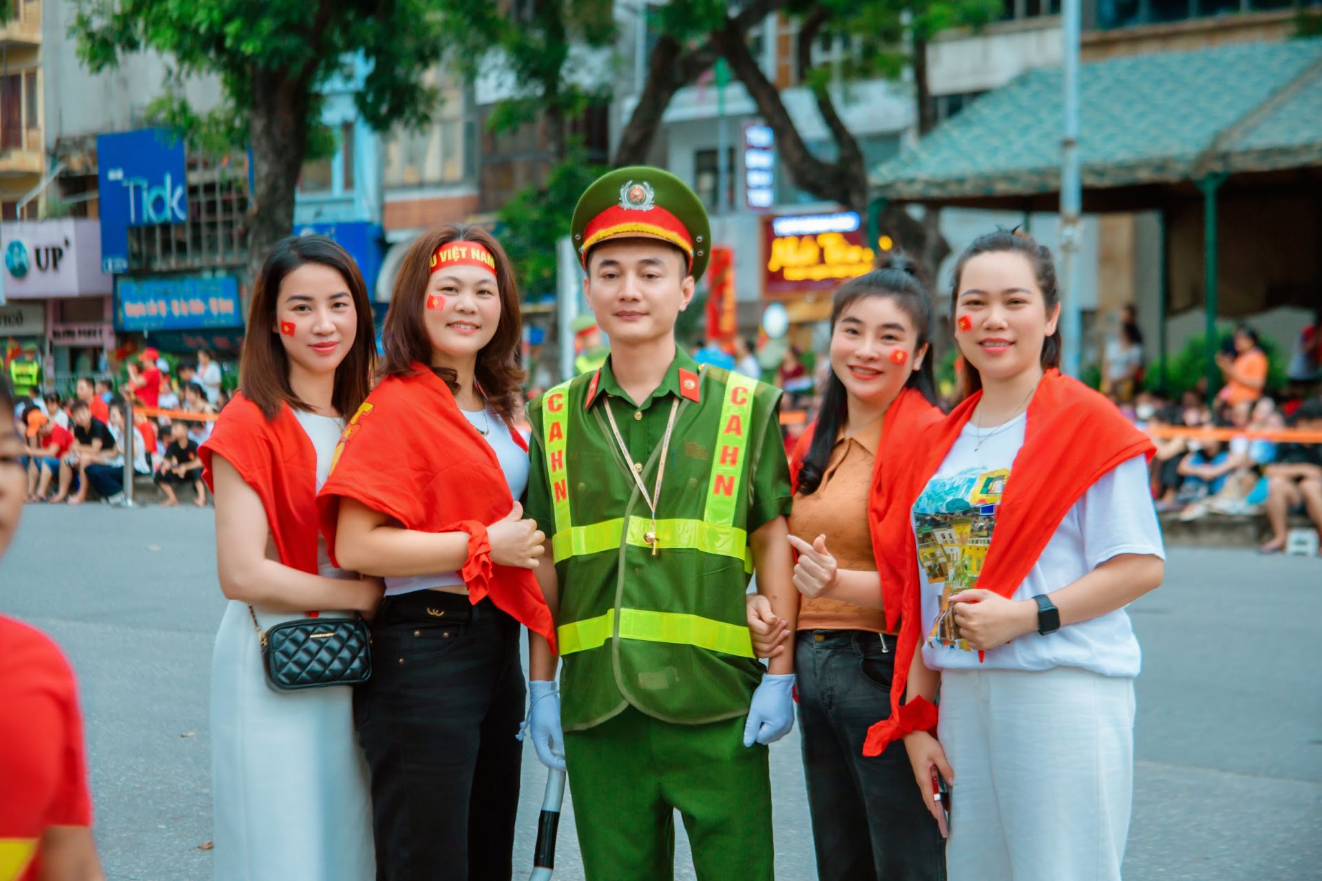 Nụ cười, sự thân thiện và hỗ trợ của các chiến sĩ đã góp phần vào thành công của đại lễ Kỷ niệm 80 năm Quốc khánh.