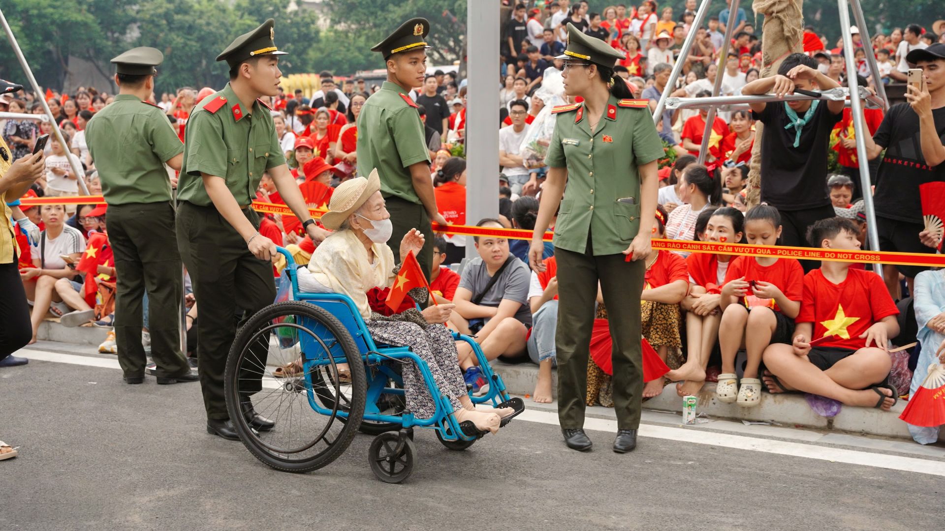 Lực lượng công an luôn túc trực, hỗ trợ người dân, đặc biệt là người lớn tuổi, khuyết tật, cựu chiến binh,...