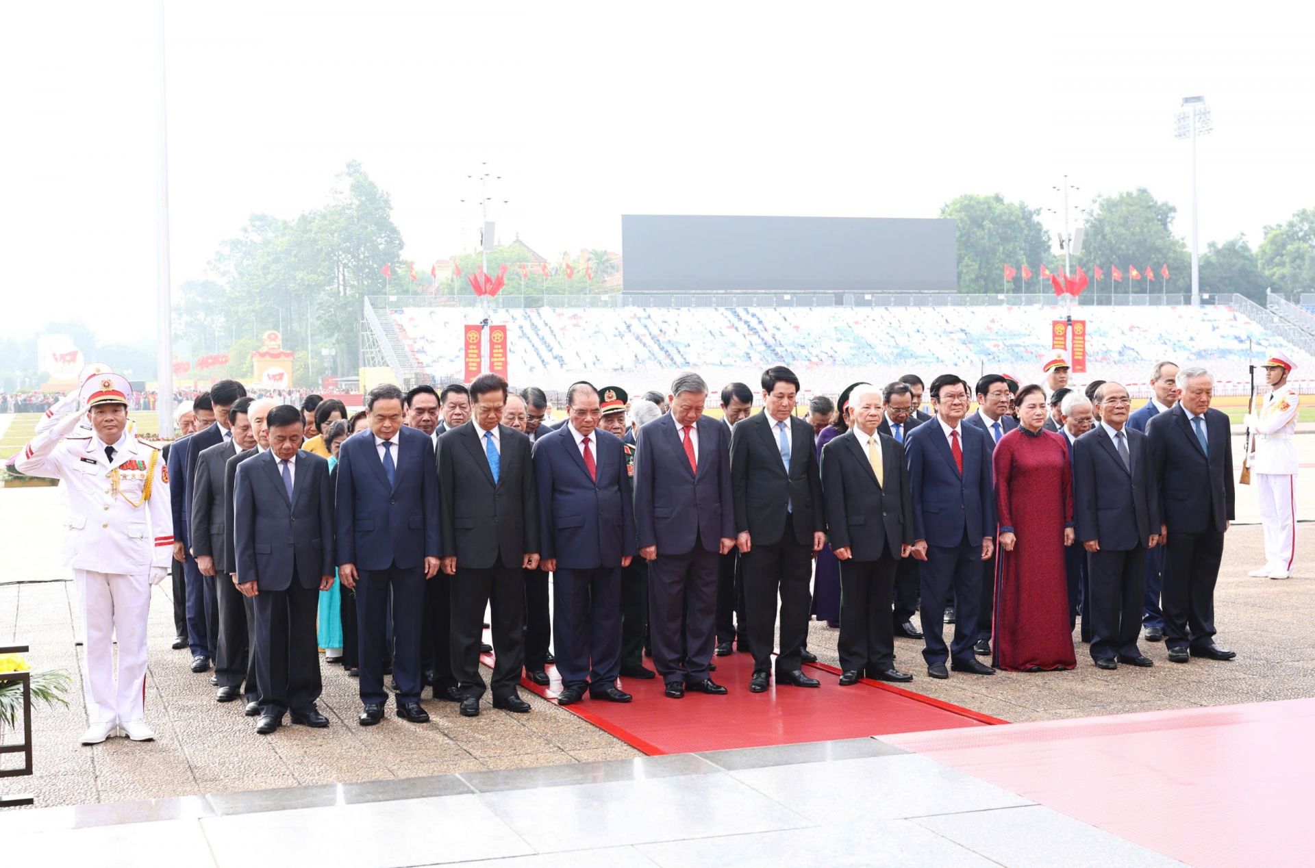 Các lãnh đạo, nguyên lãnh đạo Đảng, Nhà nước đến đặt vòng hoa, vào Lăng viếng Chủ tịch Hồ Chí Minh nhân 80 năm Quốc khánh 2/9. Các lãnh đạo, nguyên lãnh đạo Đảng, Nhà nước đến đặt vòng hoa, vào Lăng viếng Chủ tịch Hồ Chí Minh nhân 80 năm Quốc khánh 2/9.