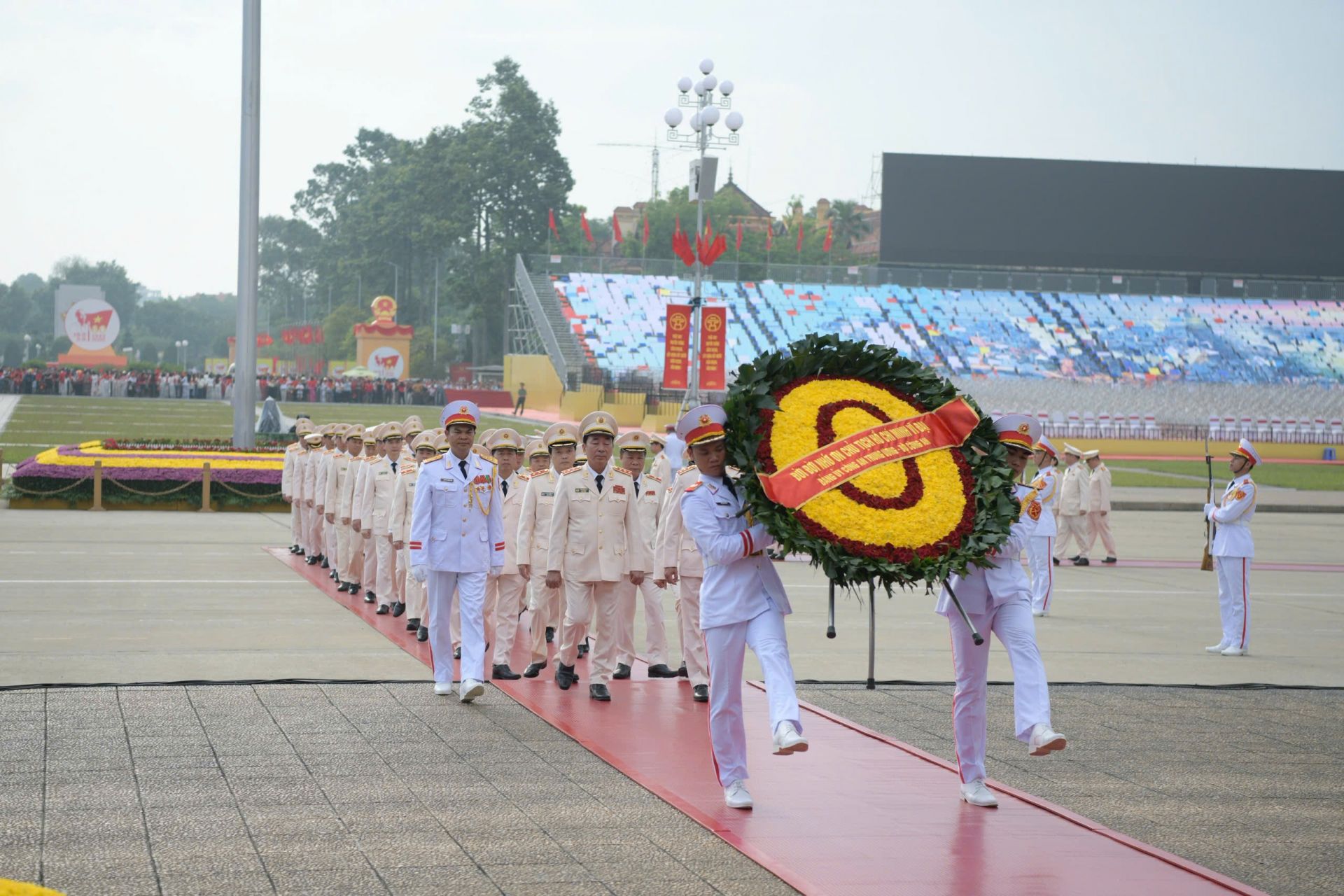 Các đoàn Quân ủy Trung ương, Bộ Quốc phòng; Đảng ủy Công an Trung ương đã đến đặt vòng hoa, viếng Lăng Bác. Các đoàn Quân ủy Trung ương, Bộ Quốc phòng; Đảng ủy Công an Trung ương đã đến đặt vòng hoa, viếng Lăng Bác.