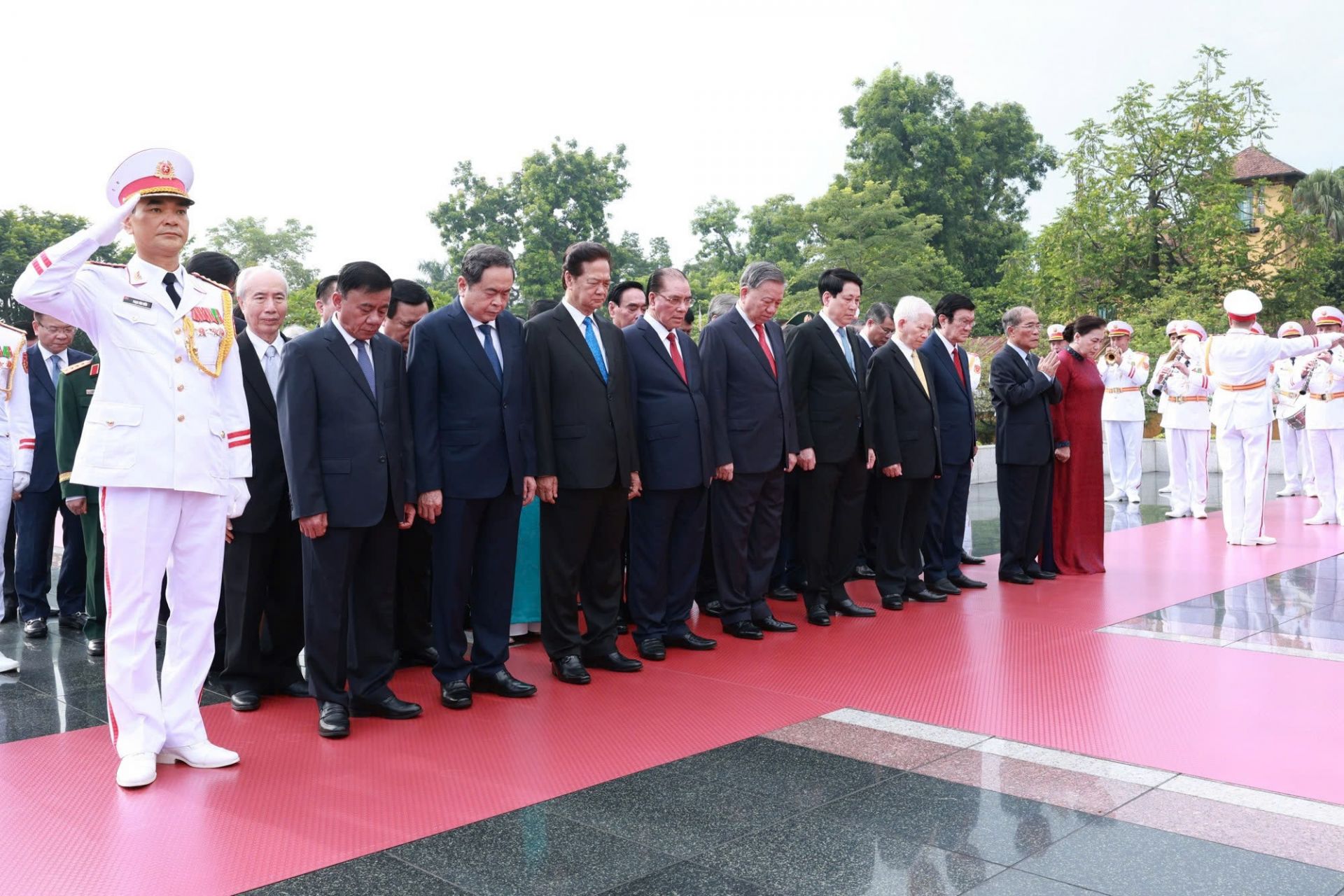 Lãnh đạo Đảng, Nhà nước đặt vòng hoa, viếng tại tượng đài Bắc Sơn, tri ân các anh hùng - liệt sĩ. Lãnh đạo Đảng, Nhà nước đặt vòng hoa, viếng tại tượng đài Bắc Sơn, tri ân các anh hùng - liệt sĩ.
