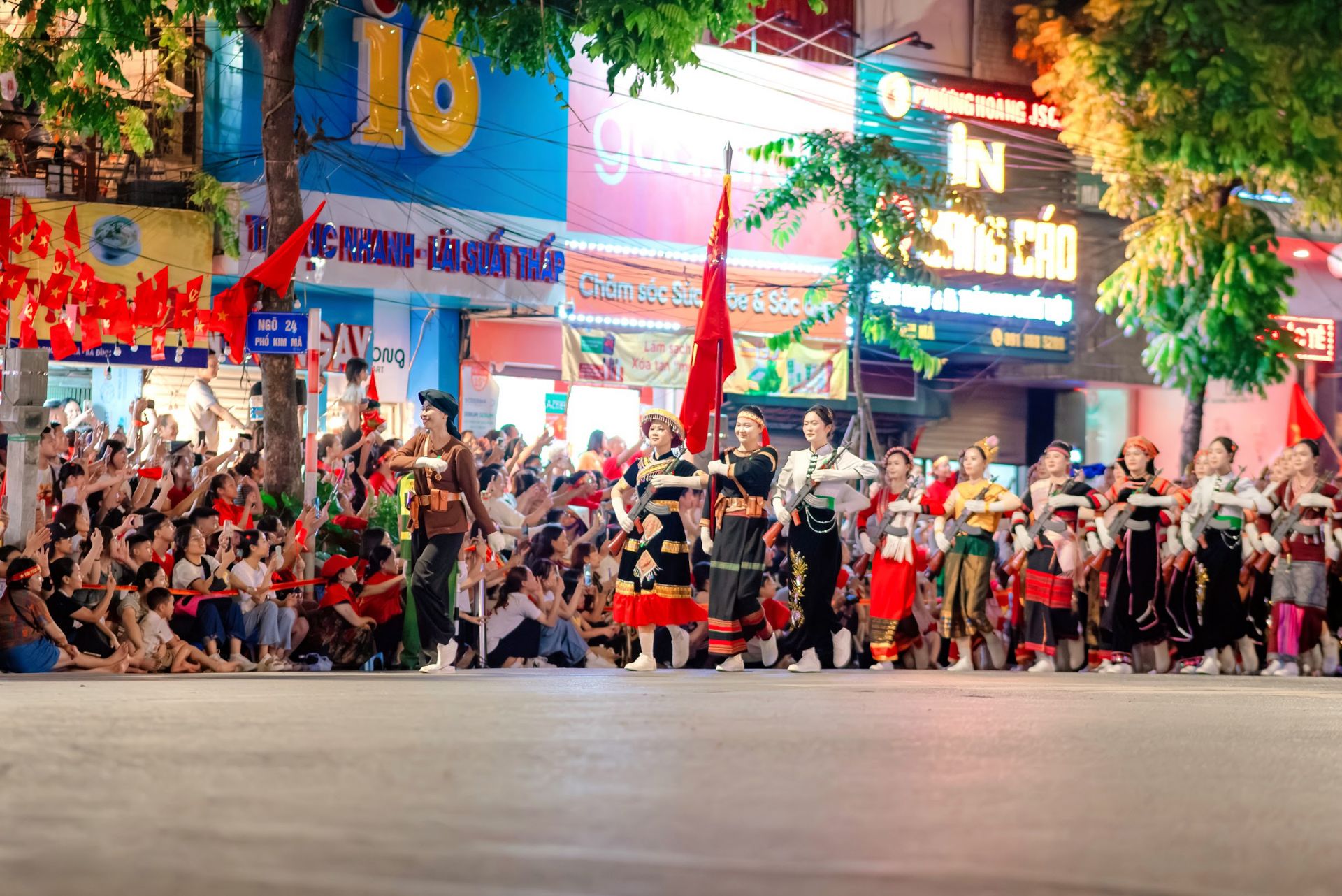 Mỗi đoạn đường đoàn diễu binh đi qua, người dân đều vẫy tay chào cùng lá cờ Tổ quốc.