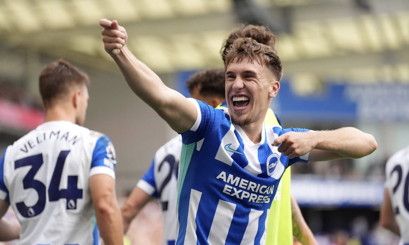 Tiền vệ Brajan Gruda mừng bàn thắng quyết định cho Brighton. Tiền vệ Brajan Gruda mừng bàn thắng quyết định cho Brighton.