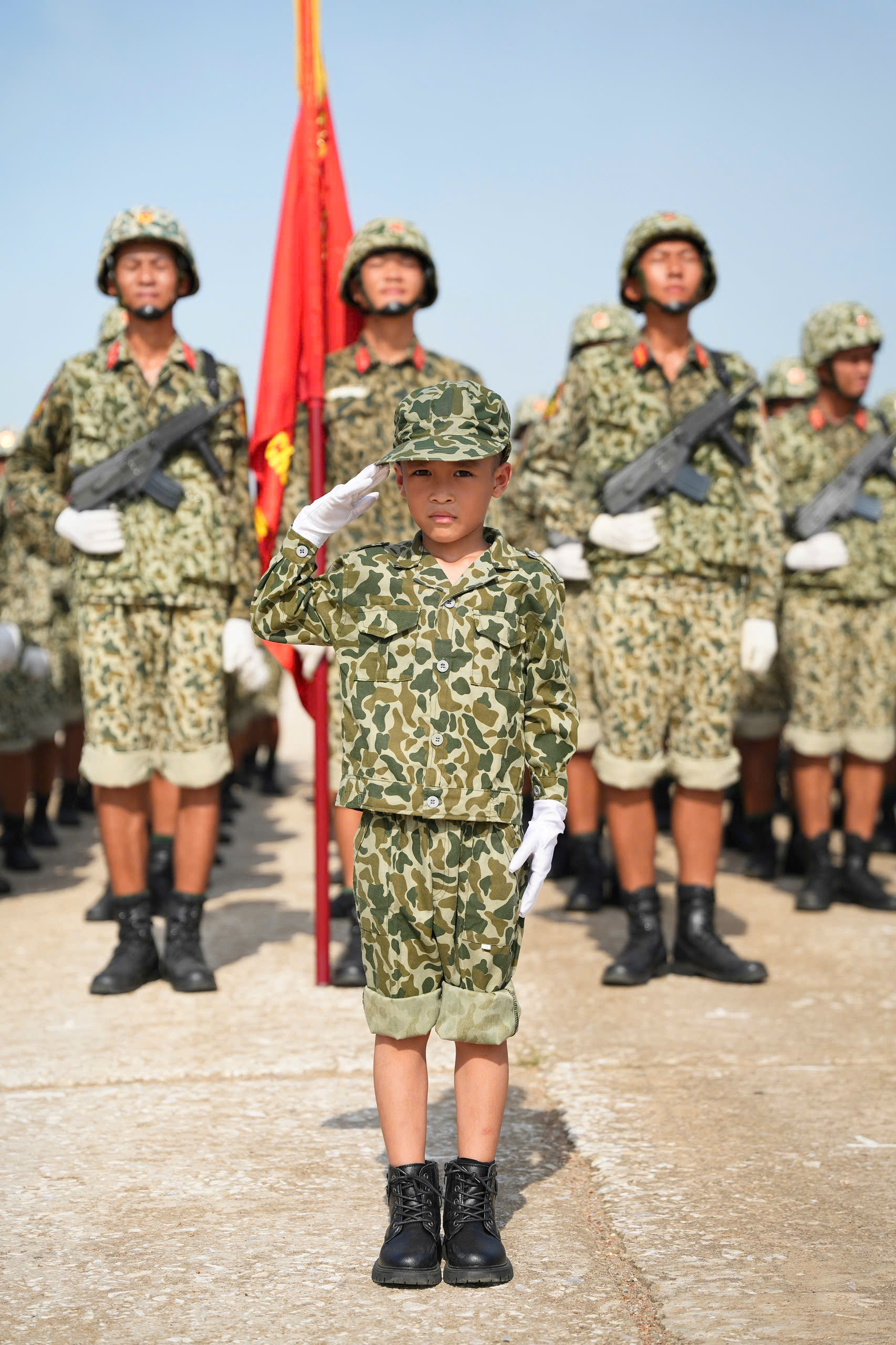 Duy Anh tập luyện cùng Khối chiến sĩ Đặc công tại sân bay Hòa Lạc. Duy Anh tập luyện cùng Khối chiến sĩ Đặc công tại sân bay Hòa Lạc.