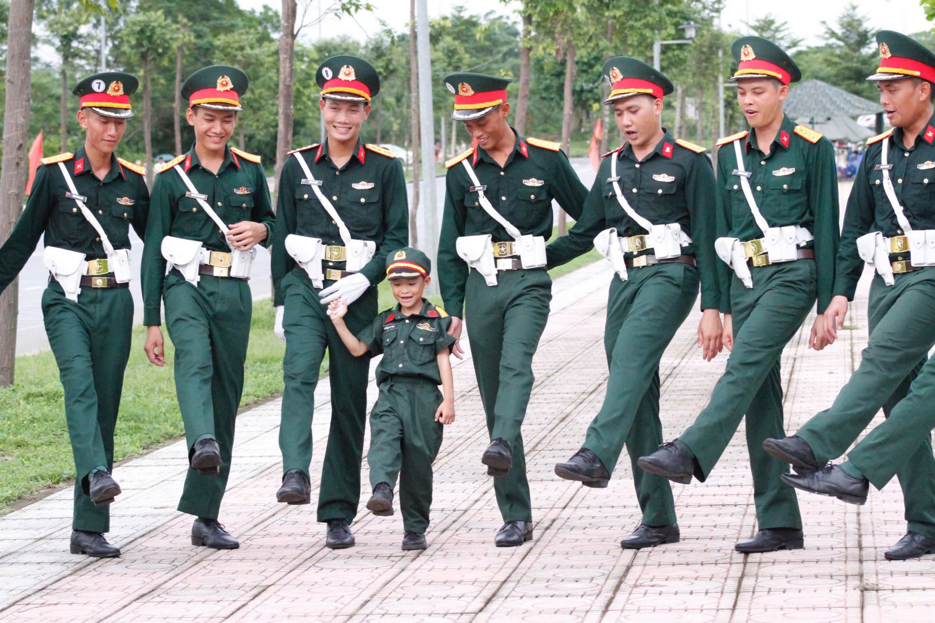 Duy Anh sải bước cùng các chiến sĩ trong một buổi luyện tập. Duy Anh sải bước cùng các chiến sĩ trong một buổi luyện tập.