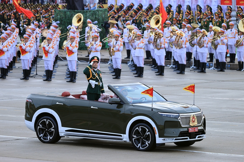 Khối Quân kỳ do đồng chí Thượng tướng Nguyễn Hồng Thái, Ủy viên Trung ương Đảng, Ủy viên Quân ủy Trung ương, Thứ trưởng Bộ Quốc phòng chỉ huy dẫn đầu các khối đại diện cho Quân đội nhân dân Việt Nam anh hùng và dân quân tự vệ.