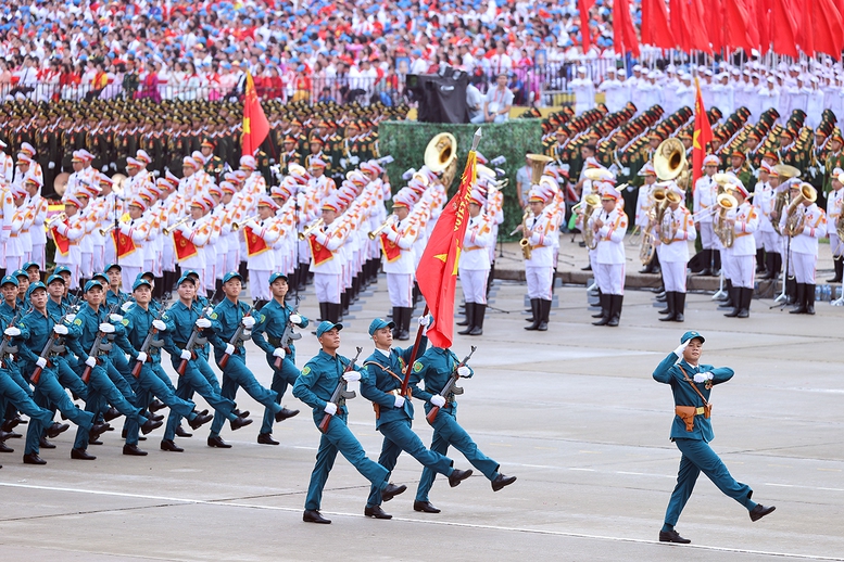 Khối nam Dân quân tự vệ.