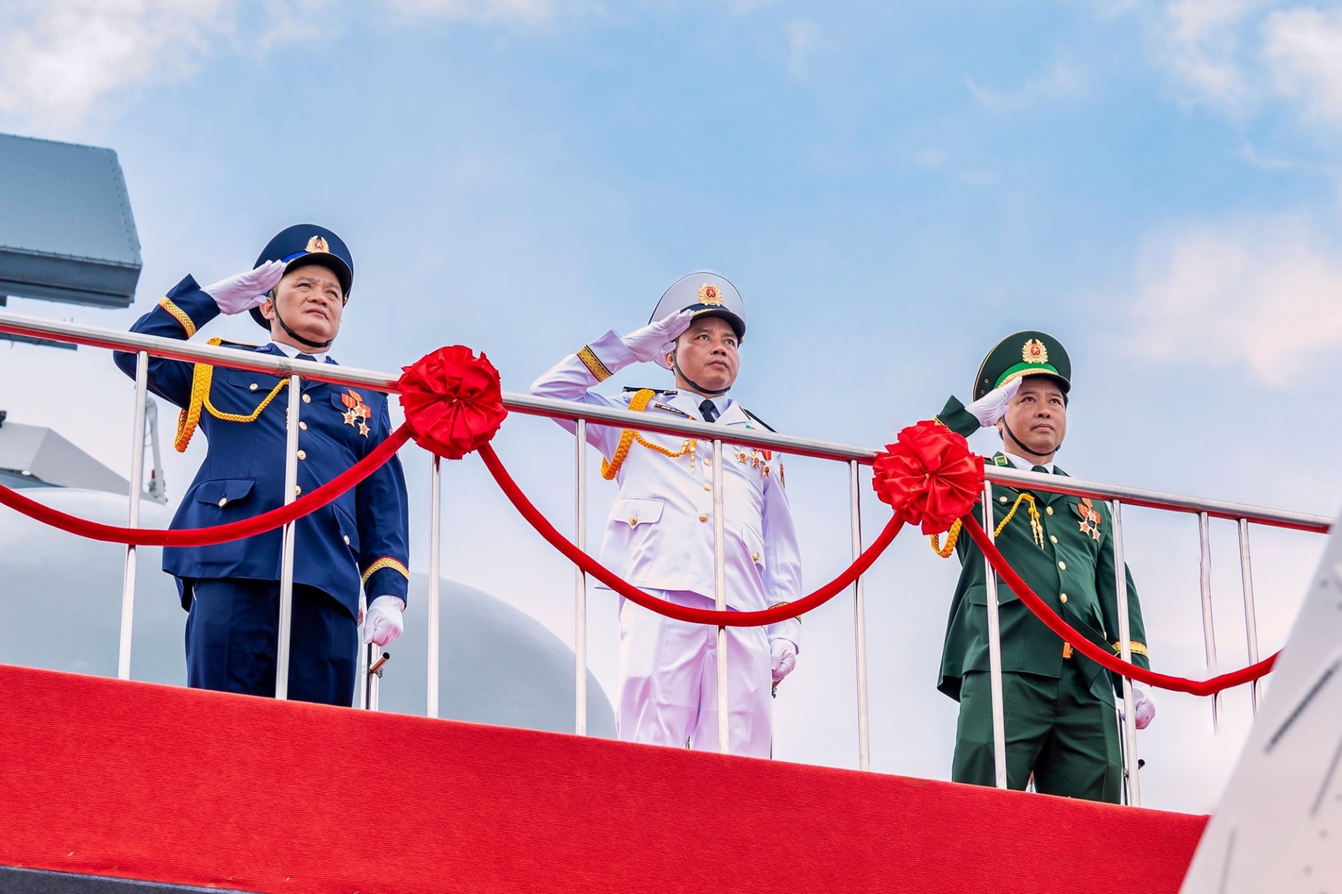 Lãnh đạo Quân chủng Hải quân, Bộ đội Biên phòng, Cảnh sát biển tham gia duyệt binh.